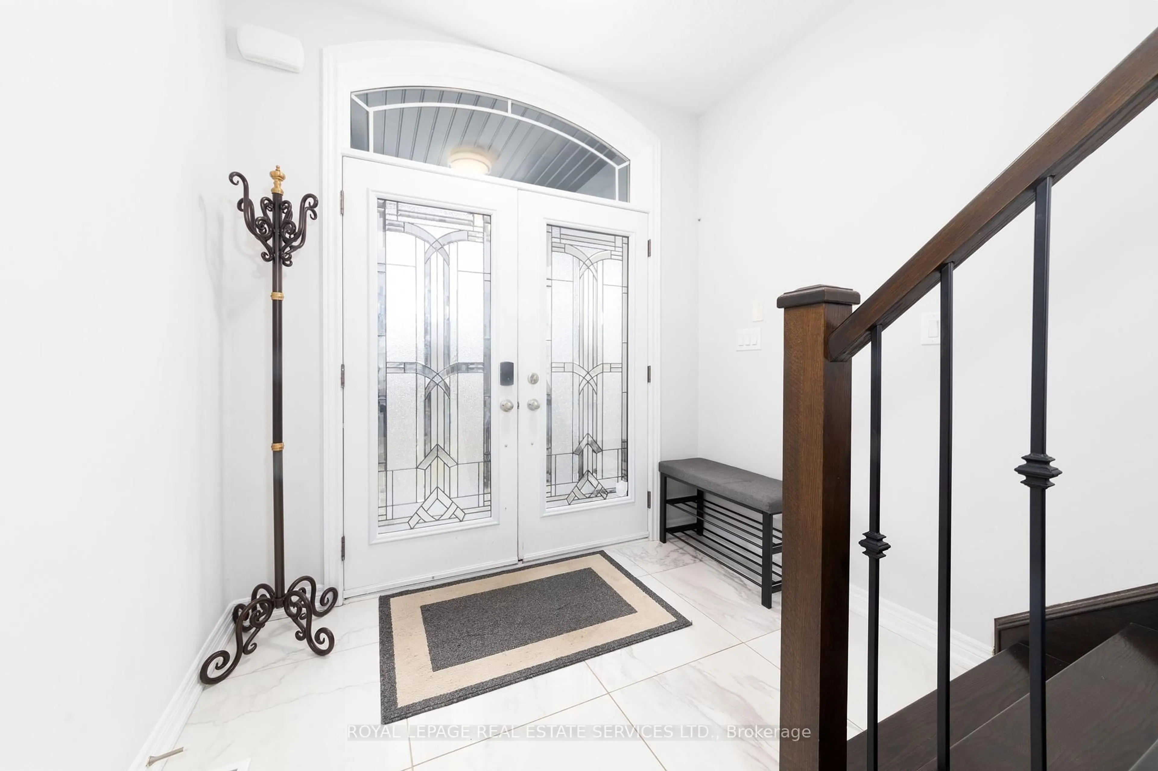 Indoor entryway for 17 Narbonne Cres, Hamilton Ontario L8J 0J7