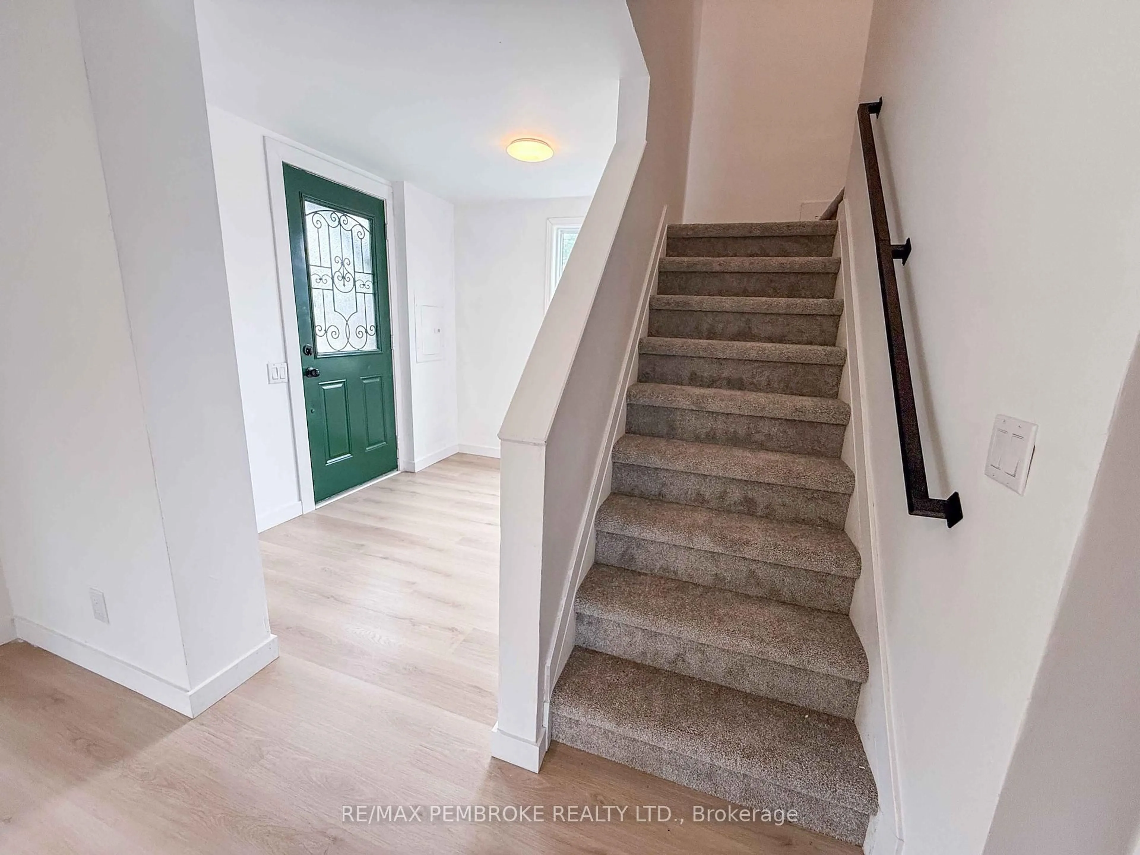 Stairs for 279 Lisgar Ave, Renfrew Ontario K7V 3N1