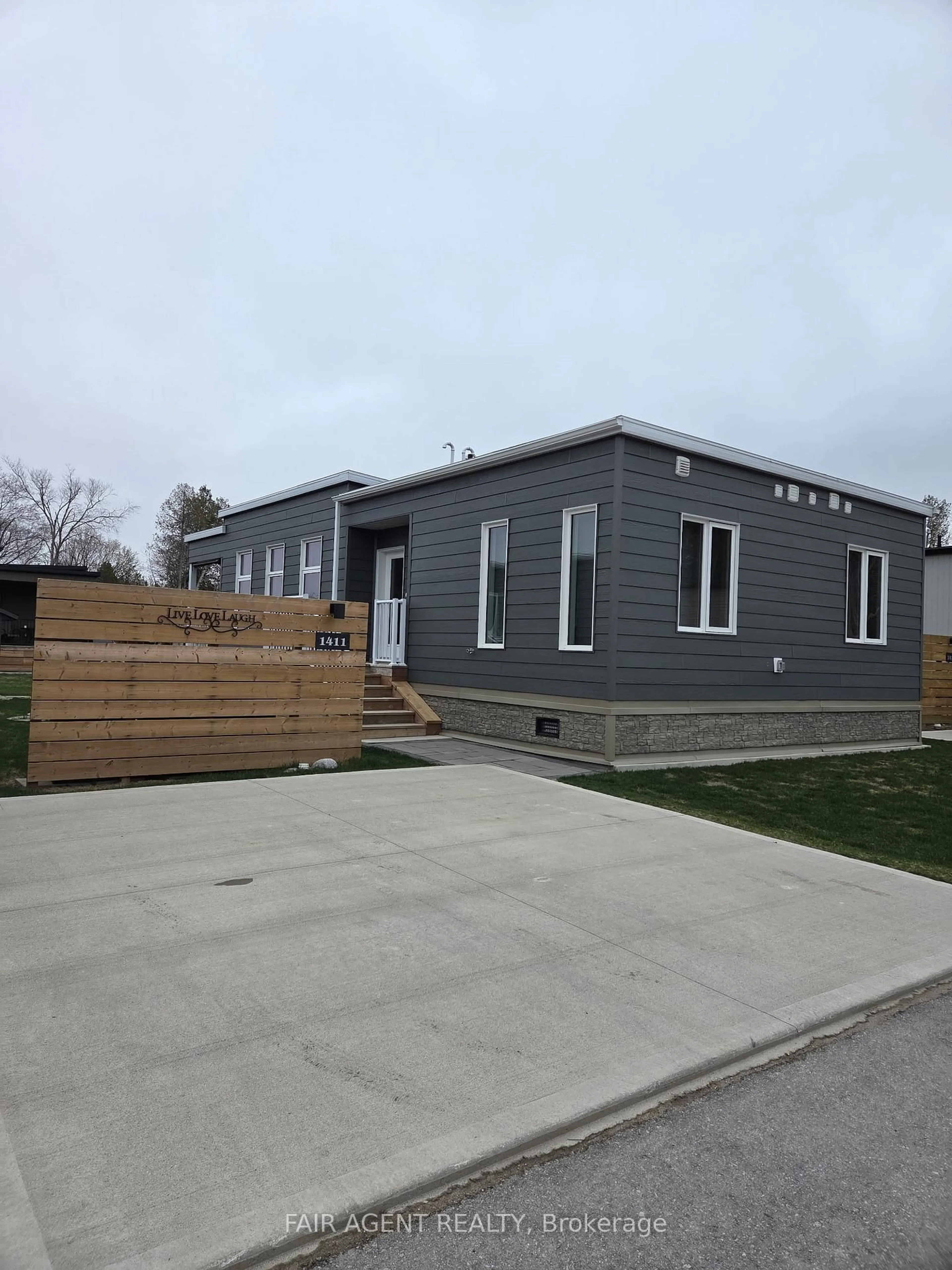 Home with vinyl exterior material, building for 5007 ON-21 Highway #1411, Saugeen Shores Ontario N0H 2C5