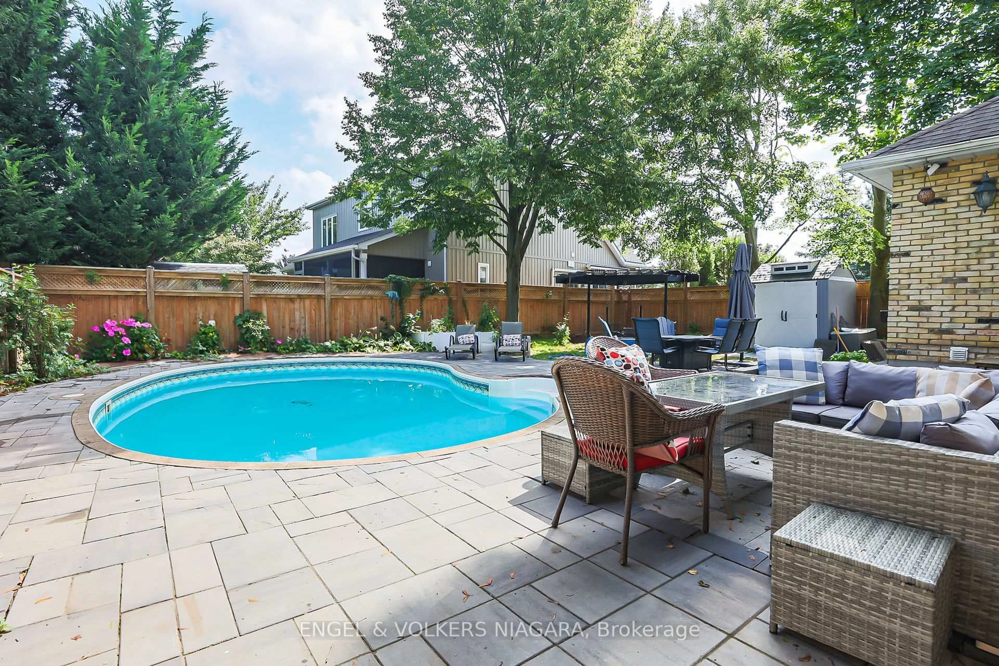 Patio, street for 624 SIMCOE St, Niagara-on-the-Lake Ontario L0S 1J0