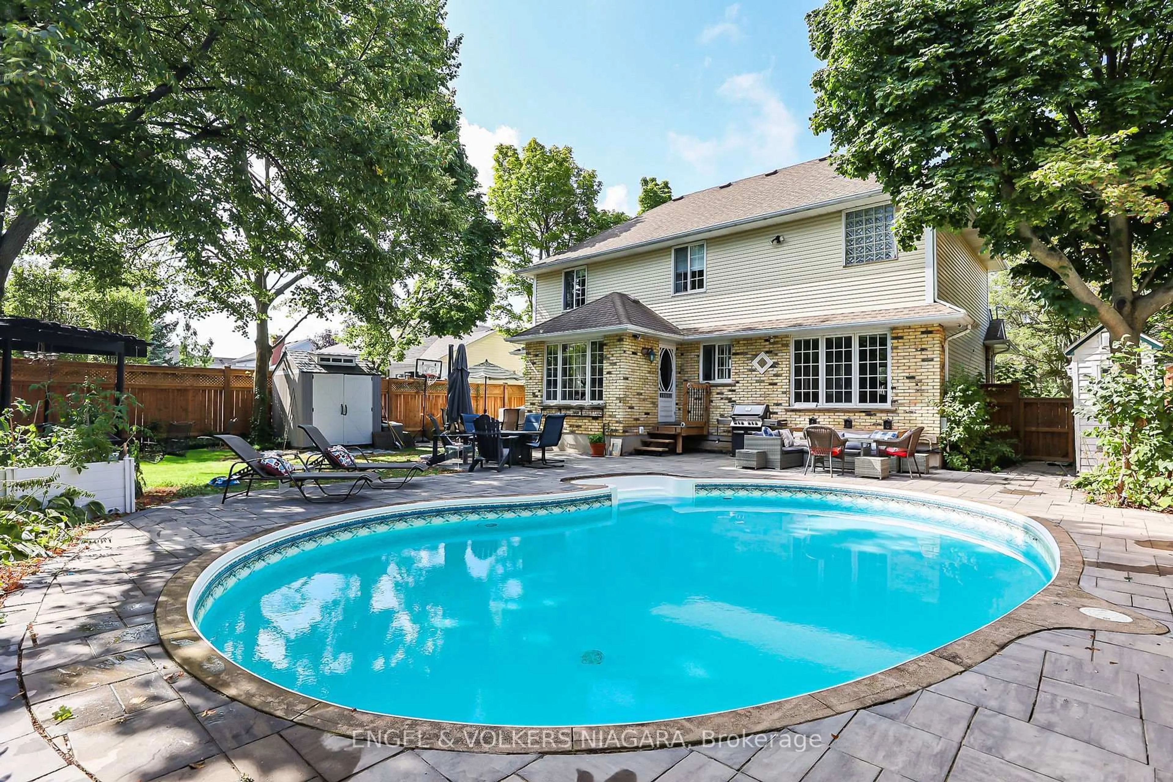 Pool for 624 SIMCOE St, Niagara-on-the-Lake Ontario L0S 1J0