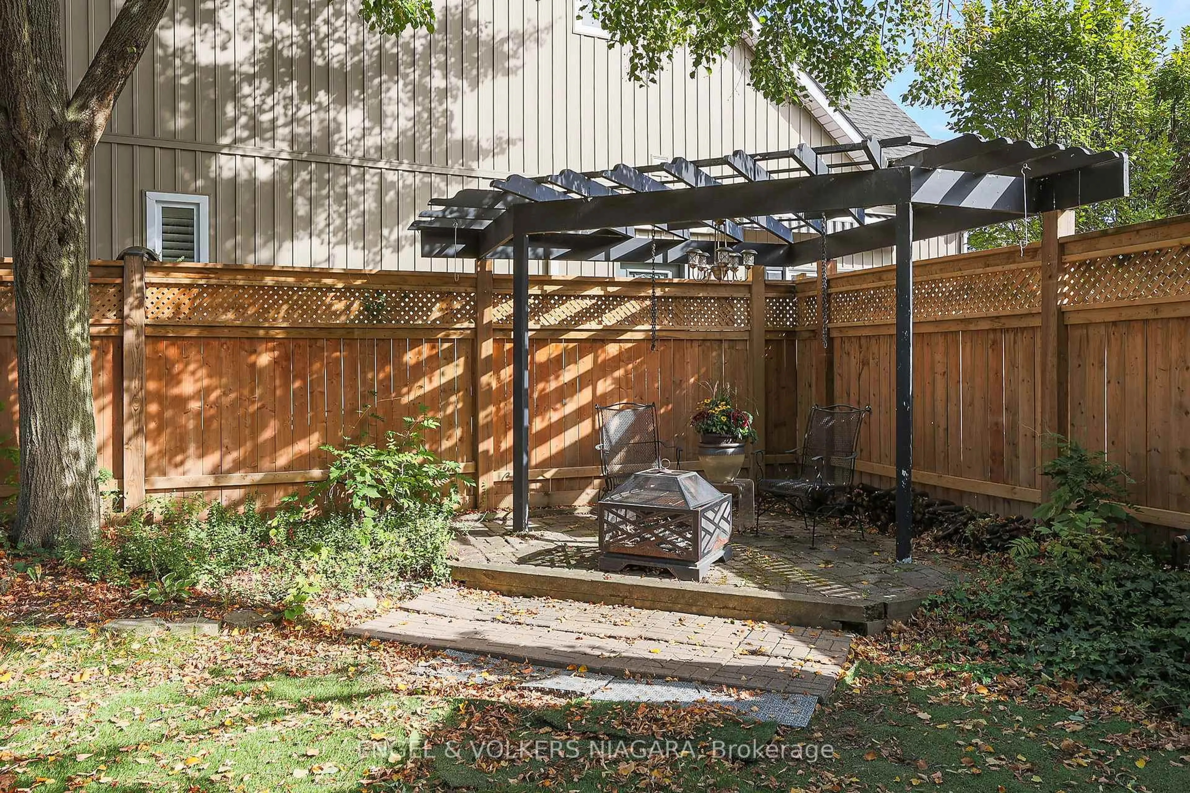 Patio, street for 624 SIMCOE St, Niagara-on-the-Lake Ontario L0S 1J0
