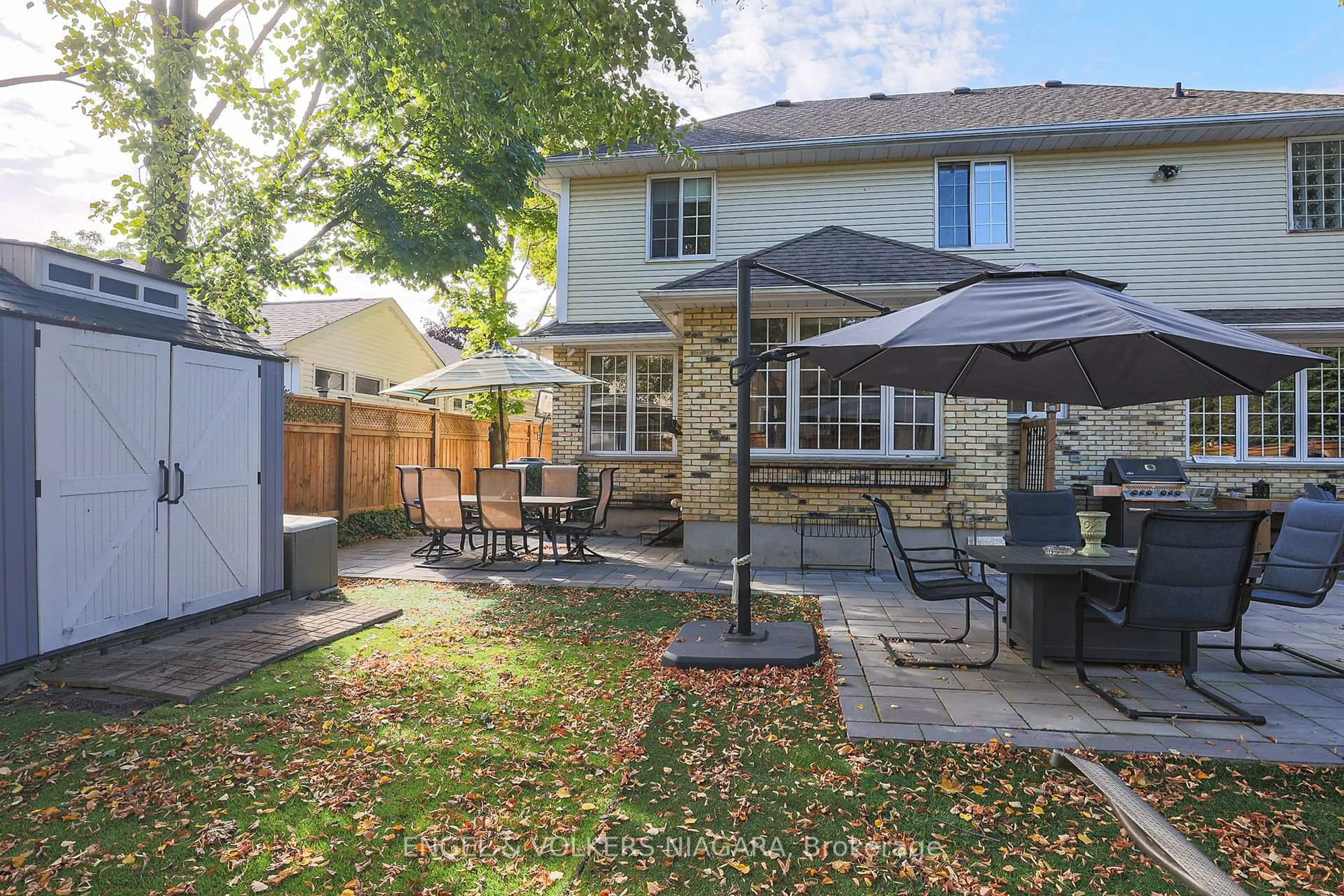 Patio, street for 624 SIMCOE St, Niagara-on-the-Lake Ontario L0S 1J0