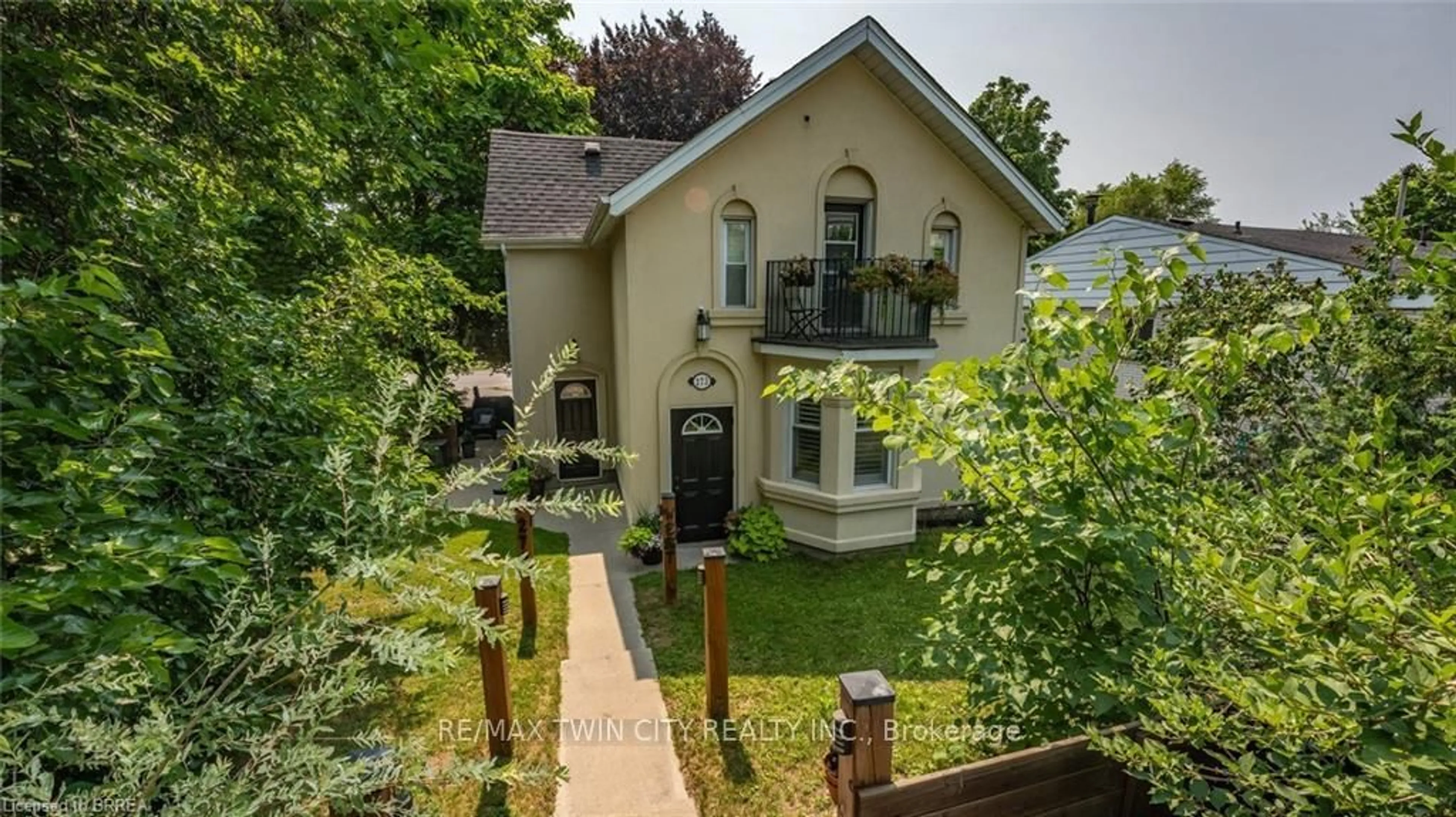 A pic from outside/outdoor area/front of a property/back of a property/a pic from drone, street for 273 West St, Brantford Ontario N3R 3V4