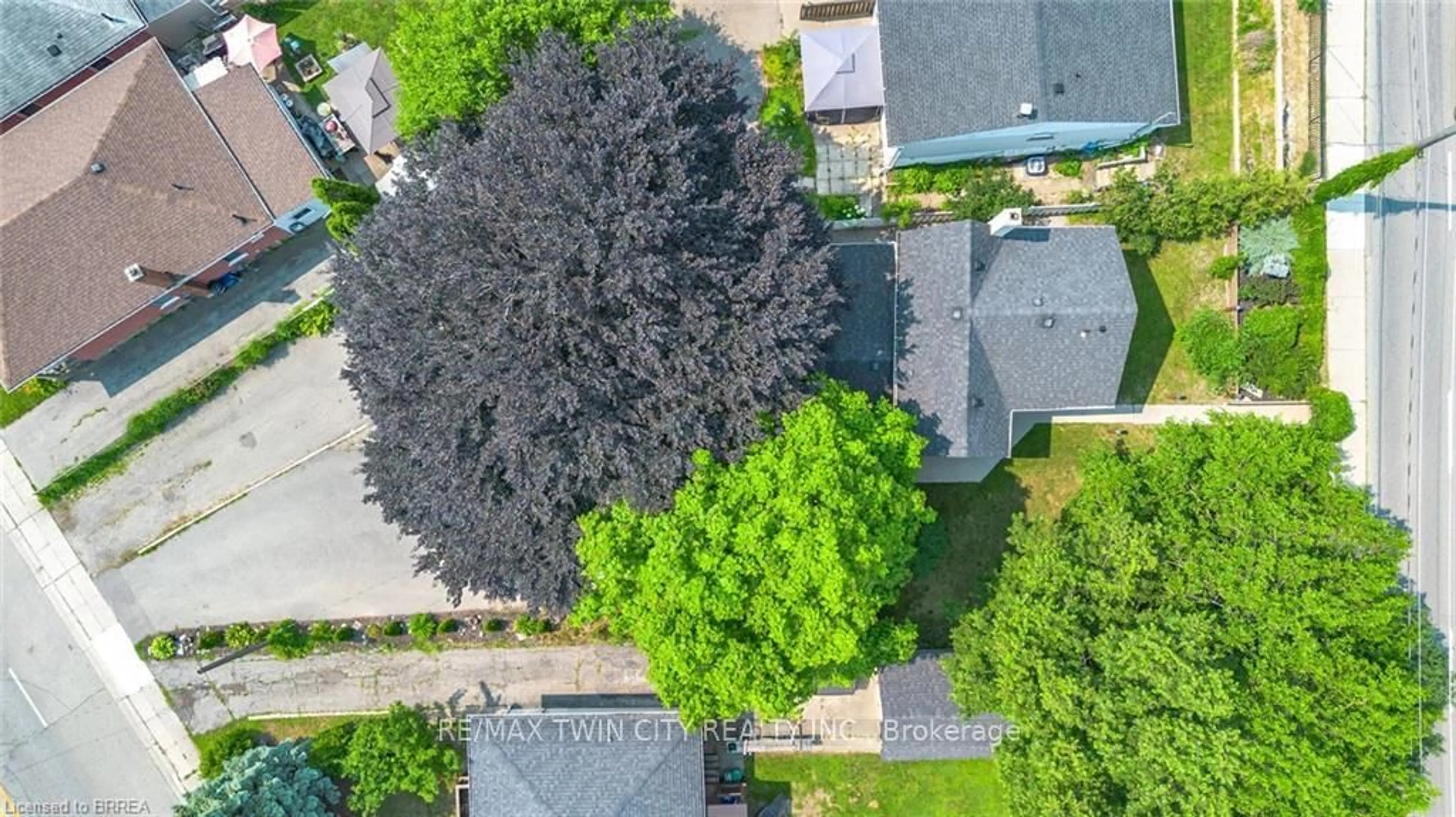 A pic from outside/outdoor area/front of a property/back of a property/a pic from drone, street for 273 West St, Brantford Ontario N3R 3V4