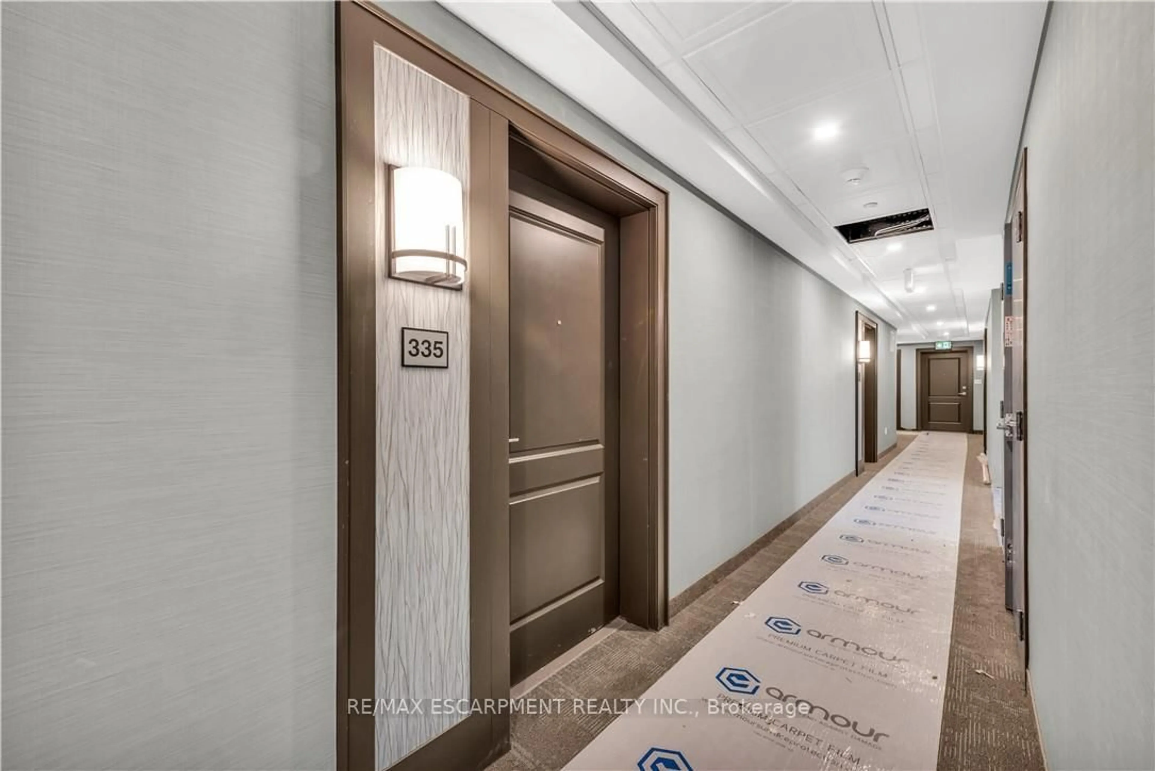 Indoor foyer for 10 MALLARD Tr #335, Hamilton Ontario L8B 2A7