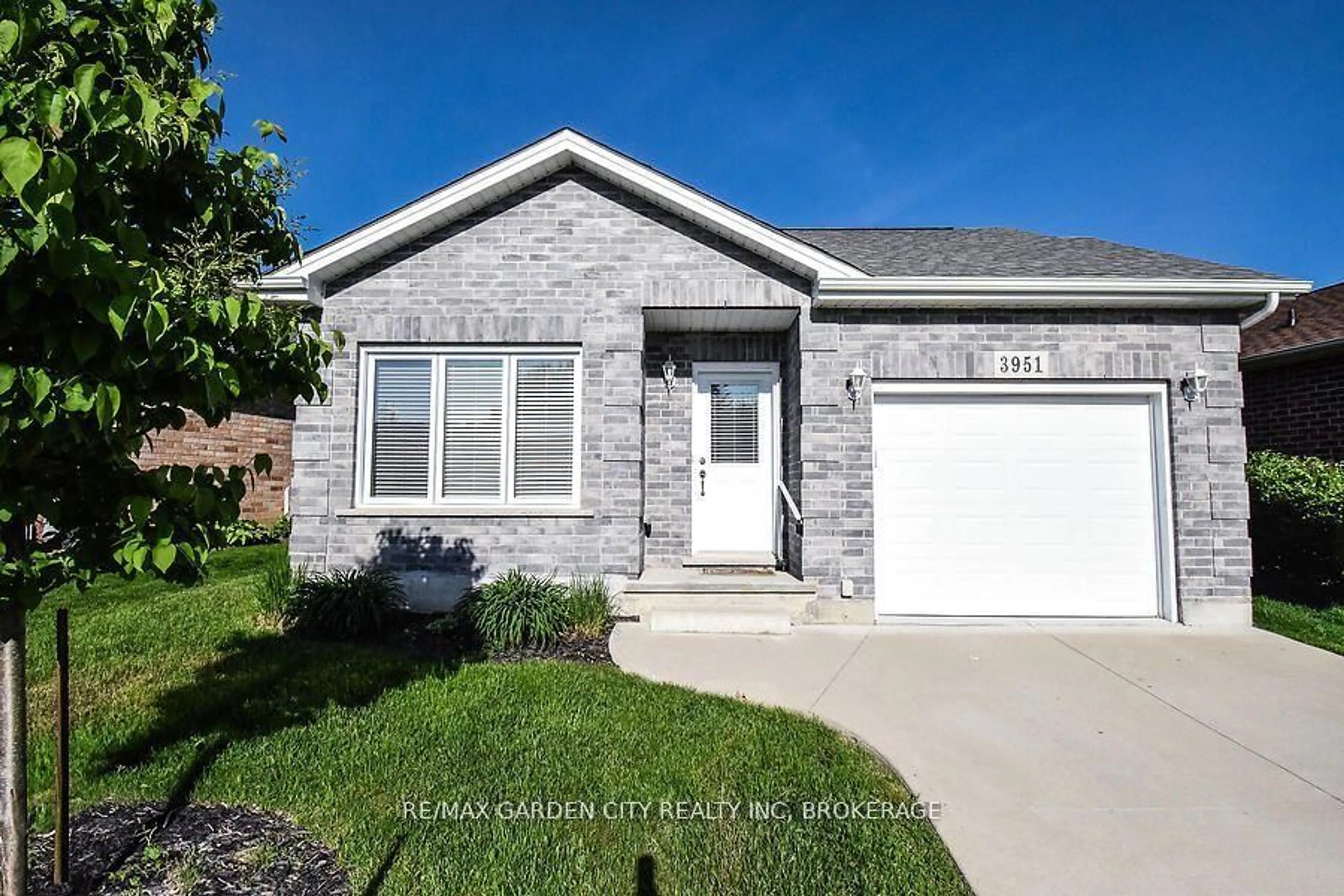 Home with brick exterior material, street for 3951 Durban Lane, Lincoln Ontario L0R 2C0