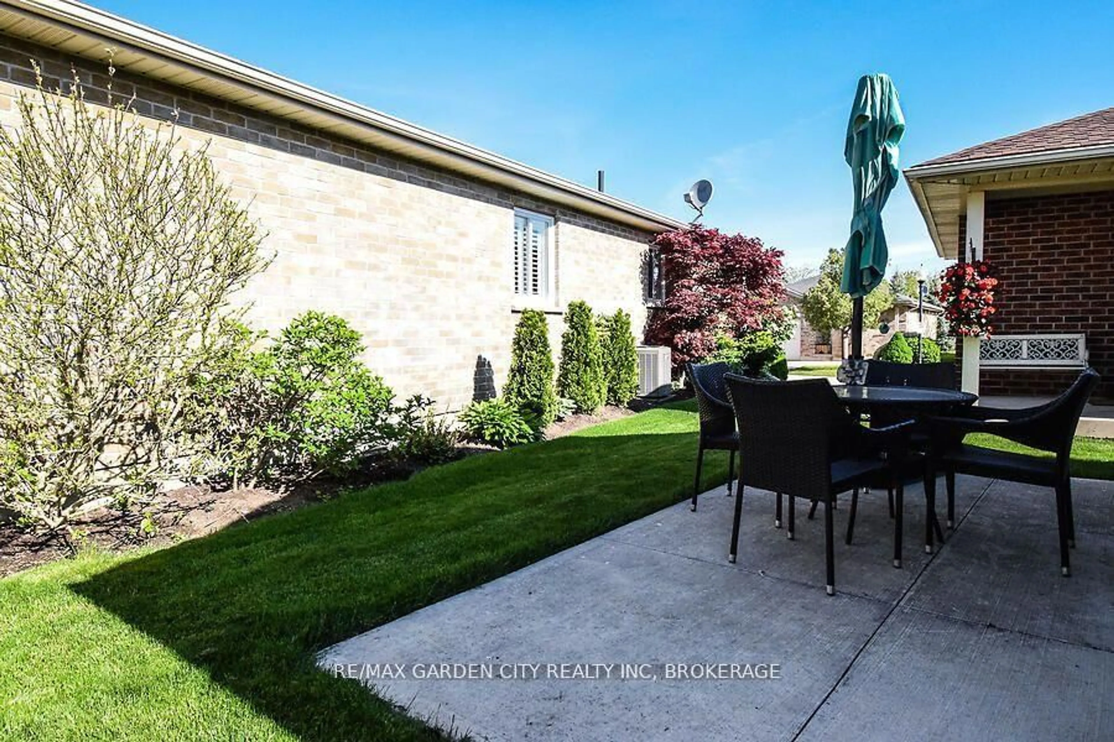Patio, street for 3951 Durban Lane, Lincoln Ontario L0R 2C0