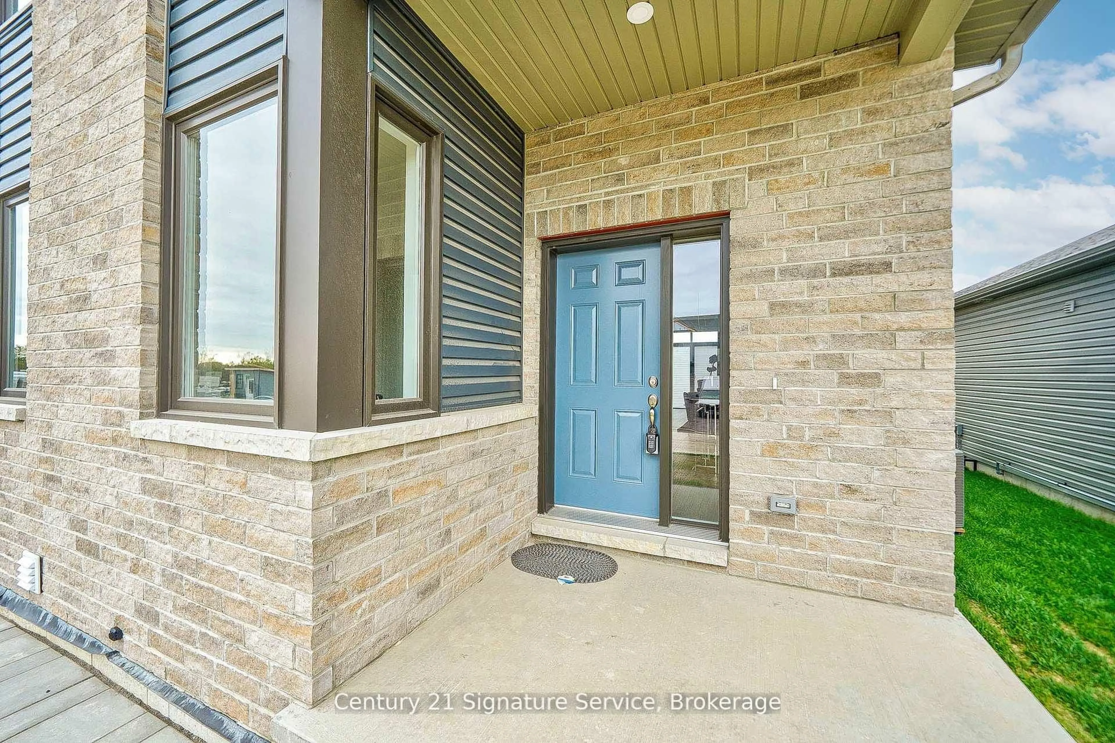 Indoor entryway for 12 Griffin St, Prince Edward County Ontario K0K 2T0