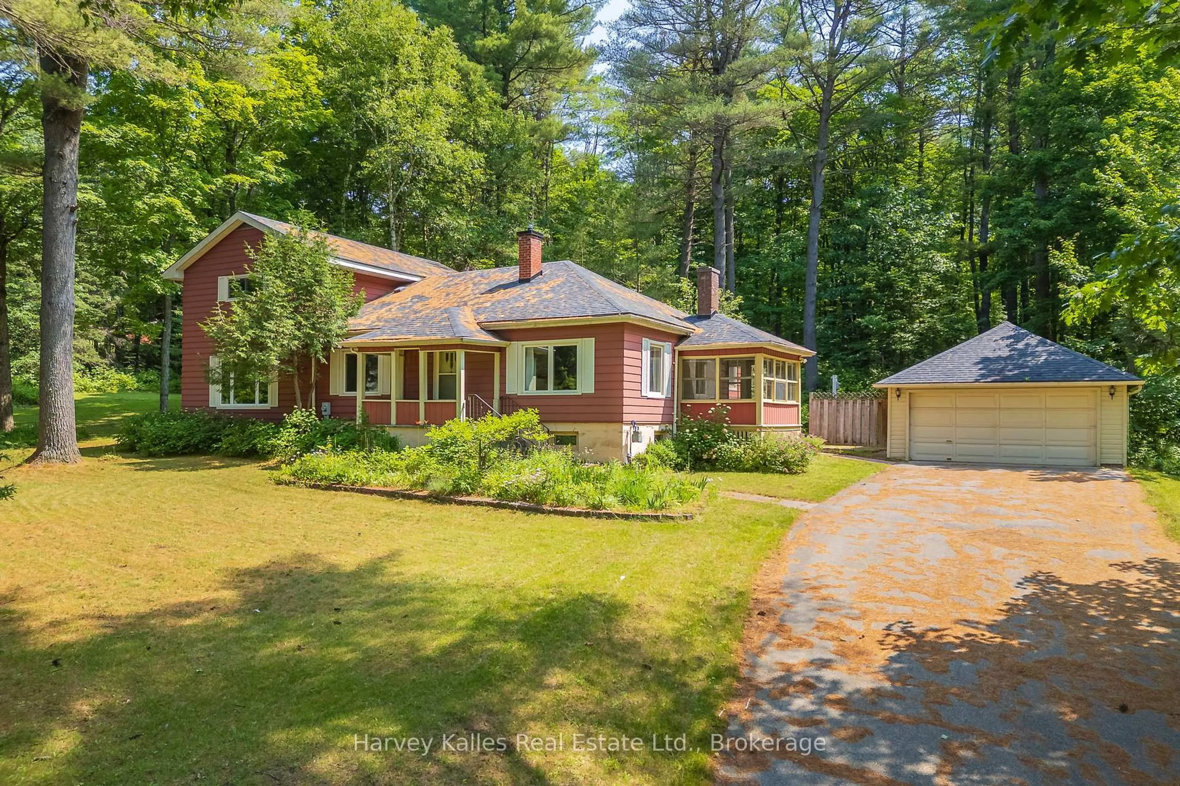 A pic from outside/outdoor area/front of a property/back of a property/a pic from drone, street for 835 Muskoka Road 3, Huntsville Ontario P1H 1E1