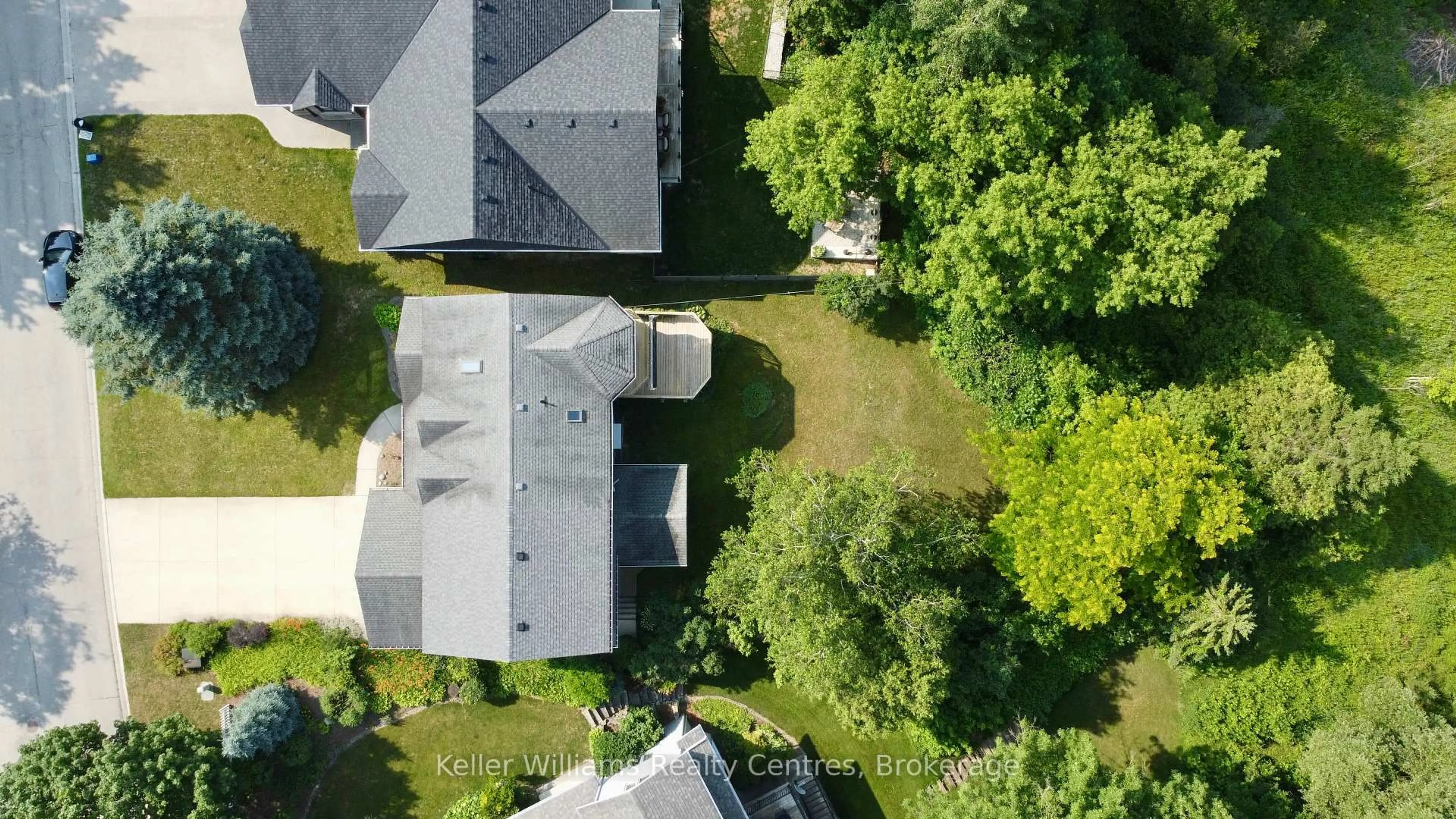 A pic from outside/outdoor area/front of a property/back of a property/a pic from drone, street for 222 2nd Ave, Hanover Ontario N4N 3S2