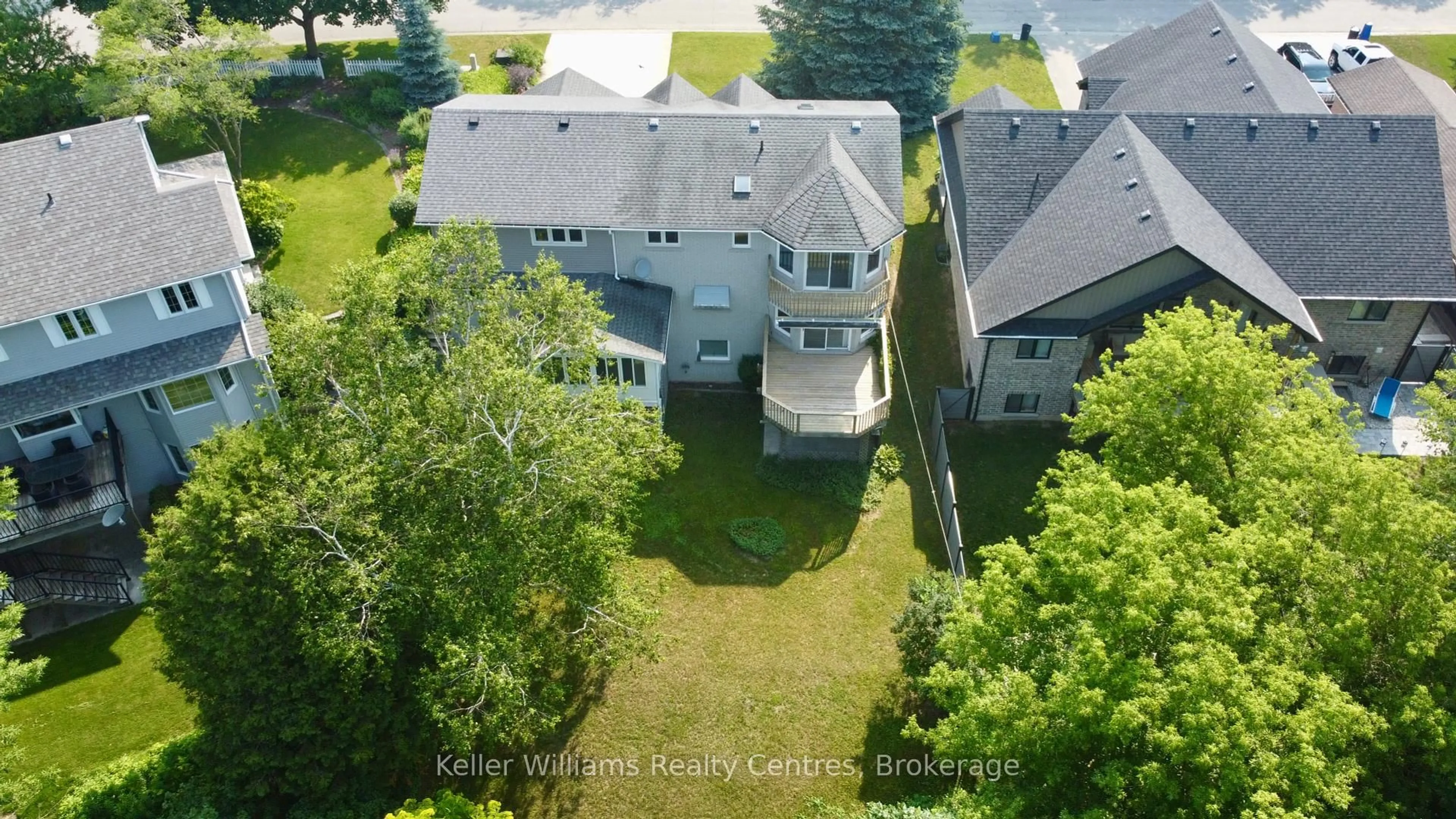 A pic from outside/outdoor area/front of a property/back of a property/a pic from drone, unknown for 222 2nd Ave, Hanover Ontario N4N 3S2
