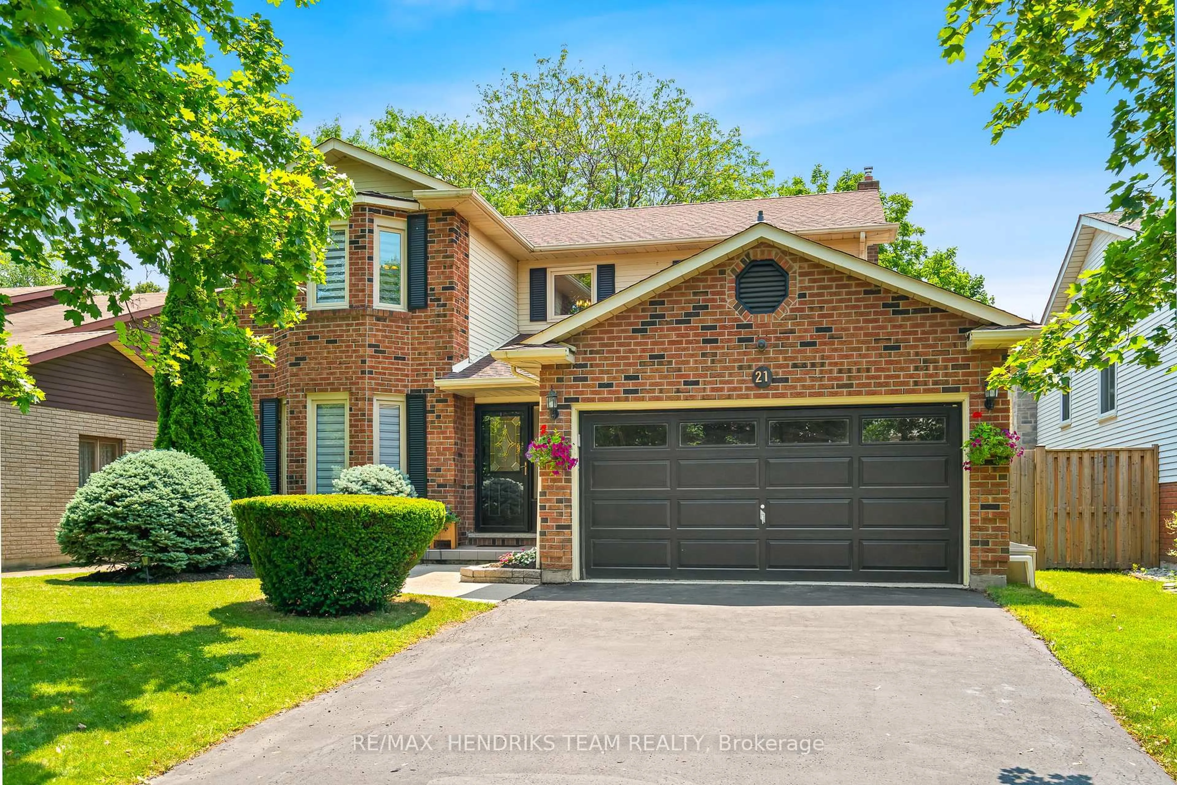 Home with brick exterior material, street for 21 Farmington Dr, St. Catharines Ontario L2S 3G1