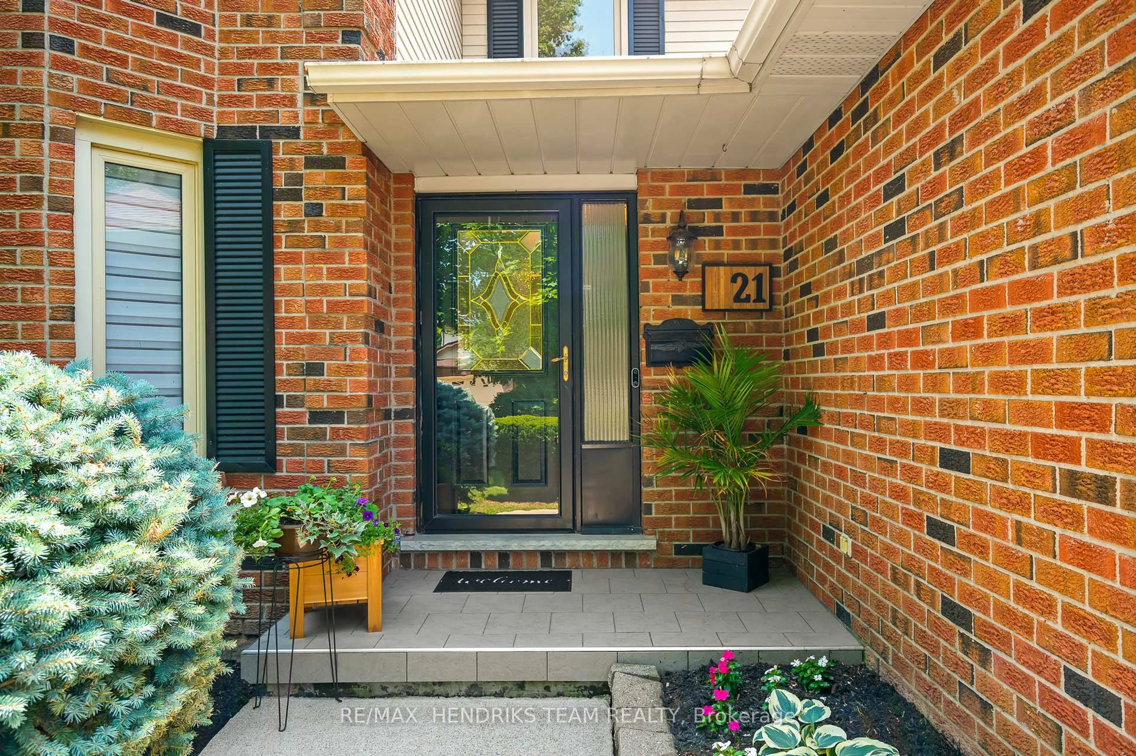 Home with brick exterior material, street for 21 Farmington Dr, St. Catharines Ontario L2S 3G1