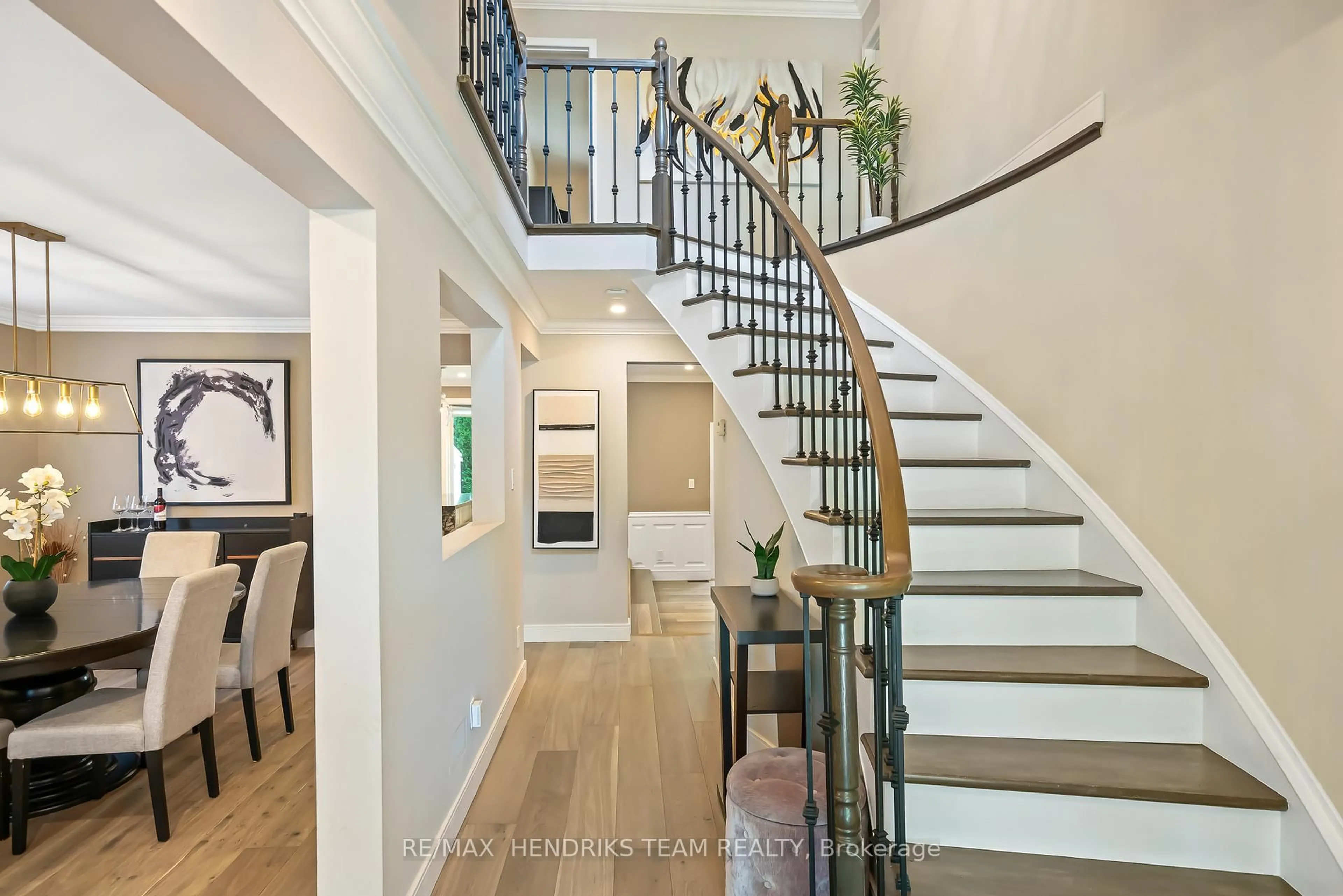 Indoor entryway for 21 Farmington Dr, St. Catharines Ontario L2S 3G1