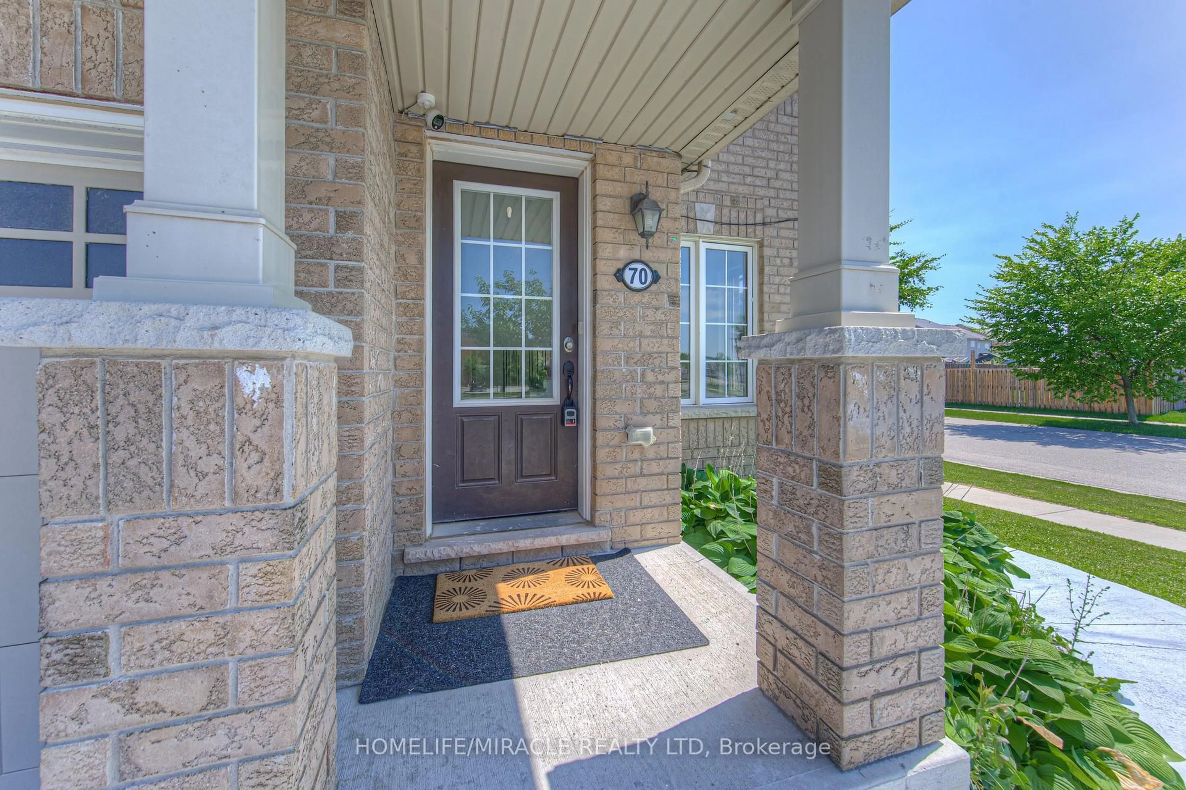 Indoor entryway for 70 Gillespie Dr, Brantford Ontario N3T 0K1