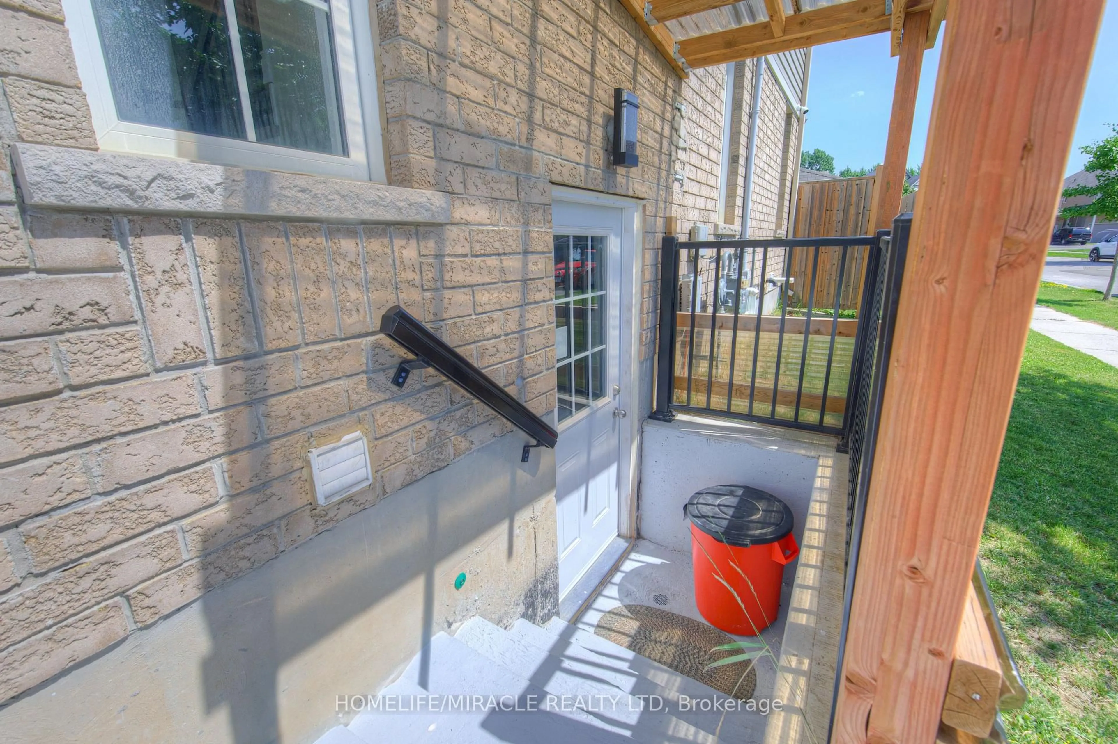 Patio, street for 70 Gillespie Dr, Brantford Ontario N3T 0K1