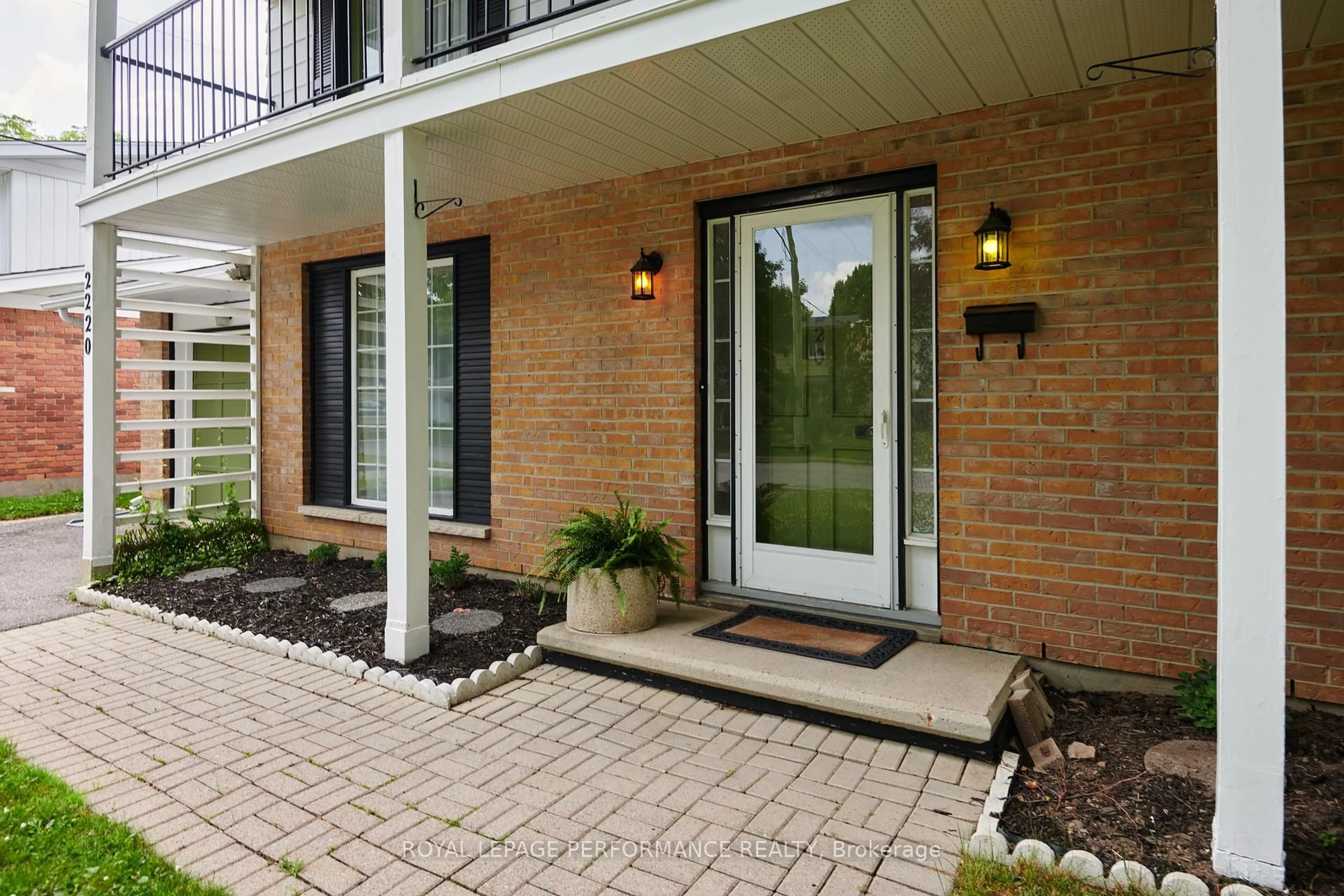 Unknown for 2220 Quinton St, Ottawa Ontario K1H 6V3