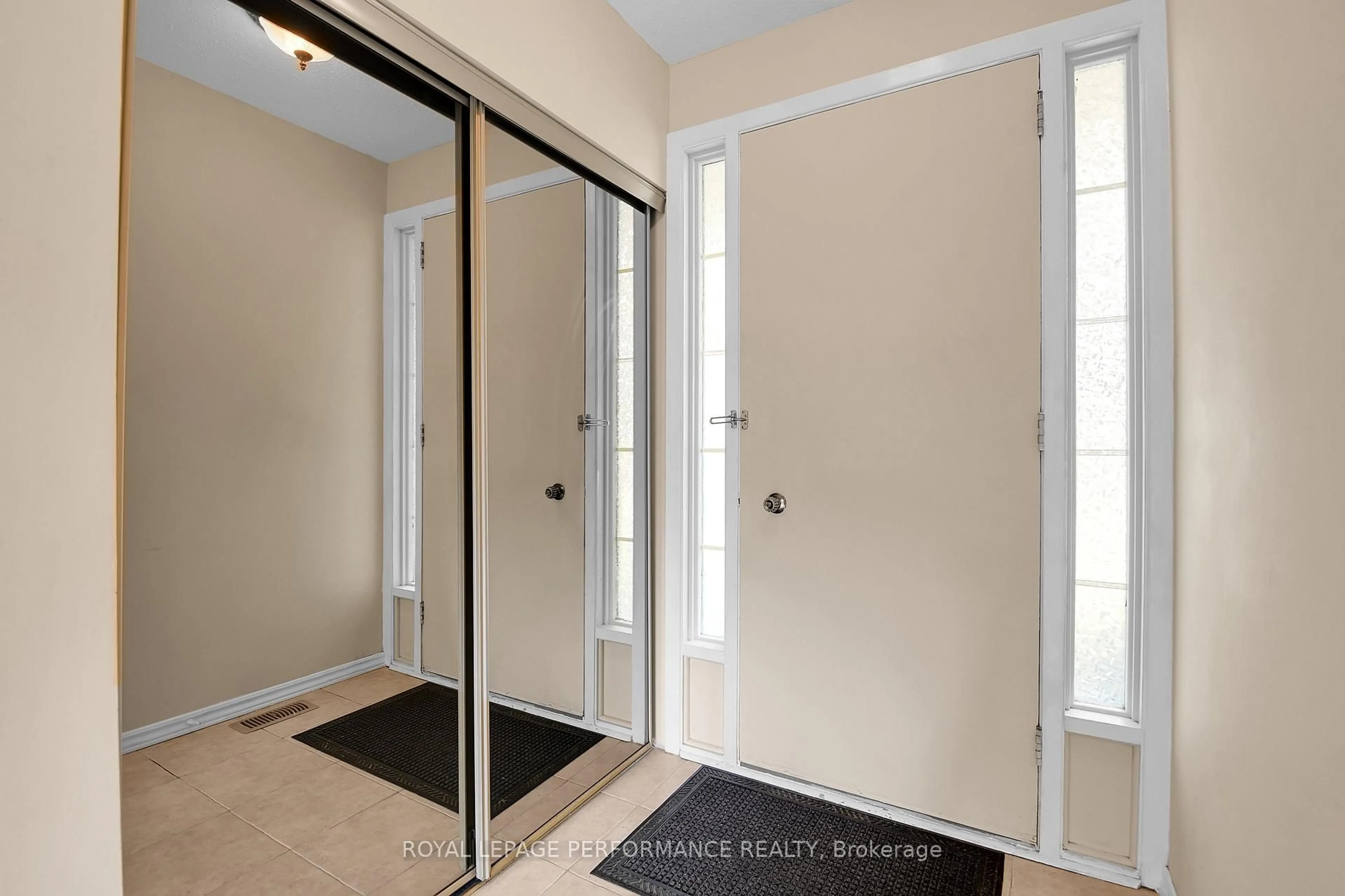 Indoor entryway for 2220 Quinton St, Ottawa Ontario K1H 6V3