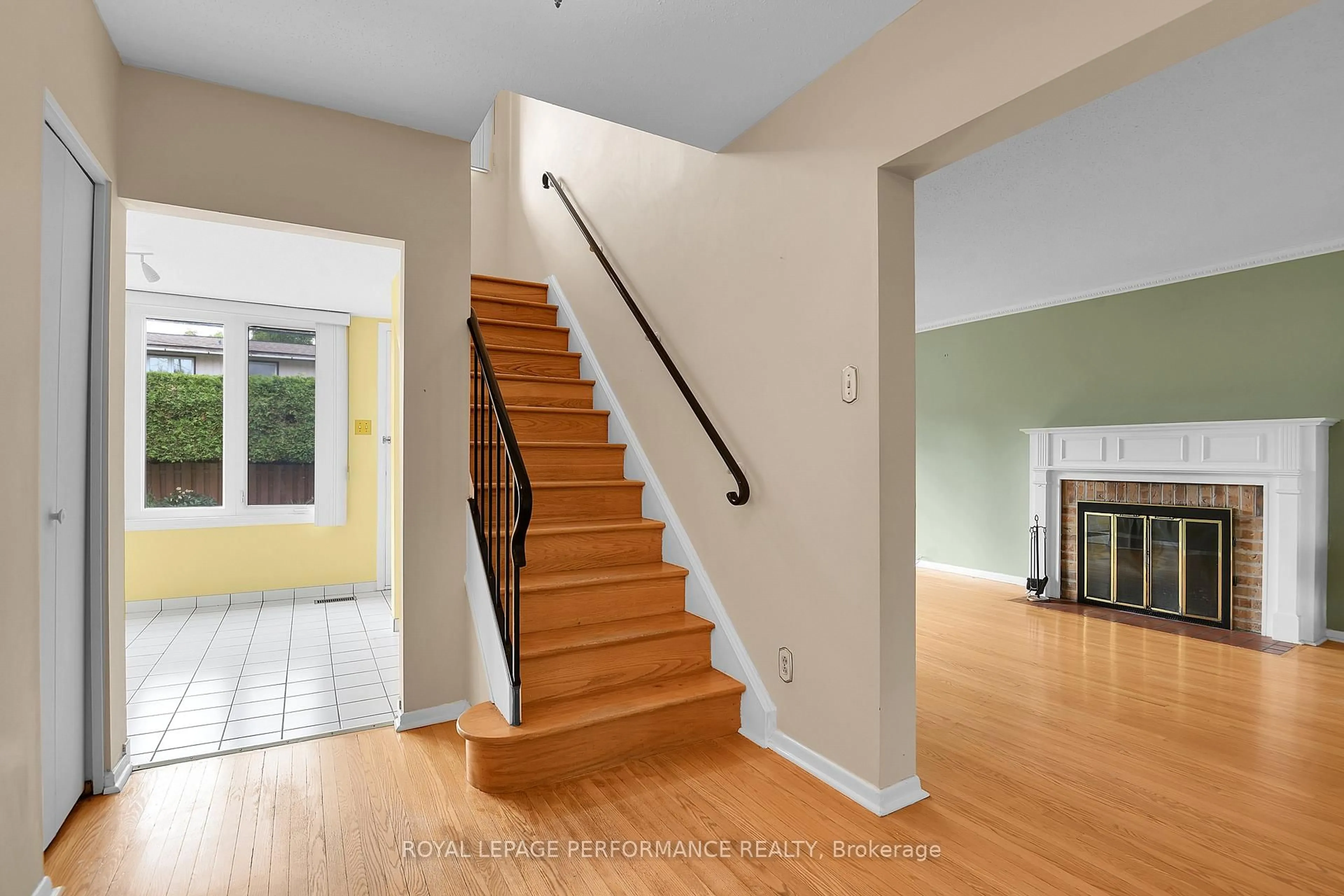 Indoor entryway for 2220 Quinton St, Ottawa Ontario K1H 6V3