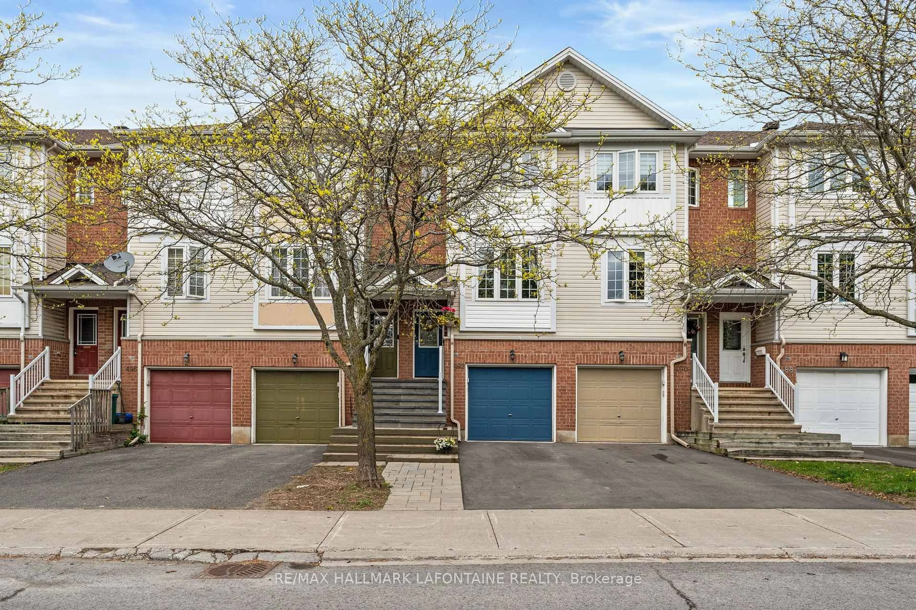 A pic from outside/outdoor area/front of a property/back of a property/a pic from drone, street for 492 Seyton Dr, Nepean Ontario K2H 1G2