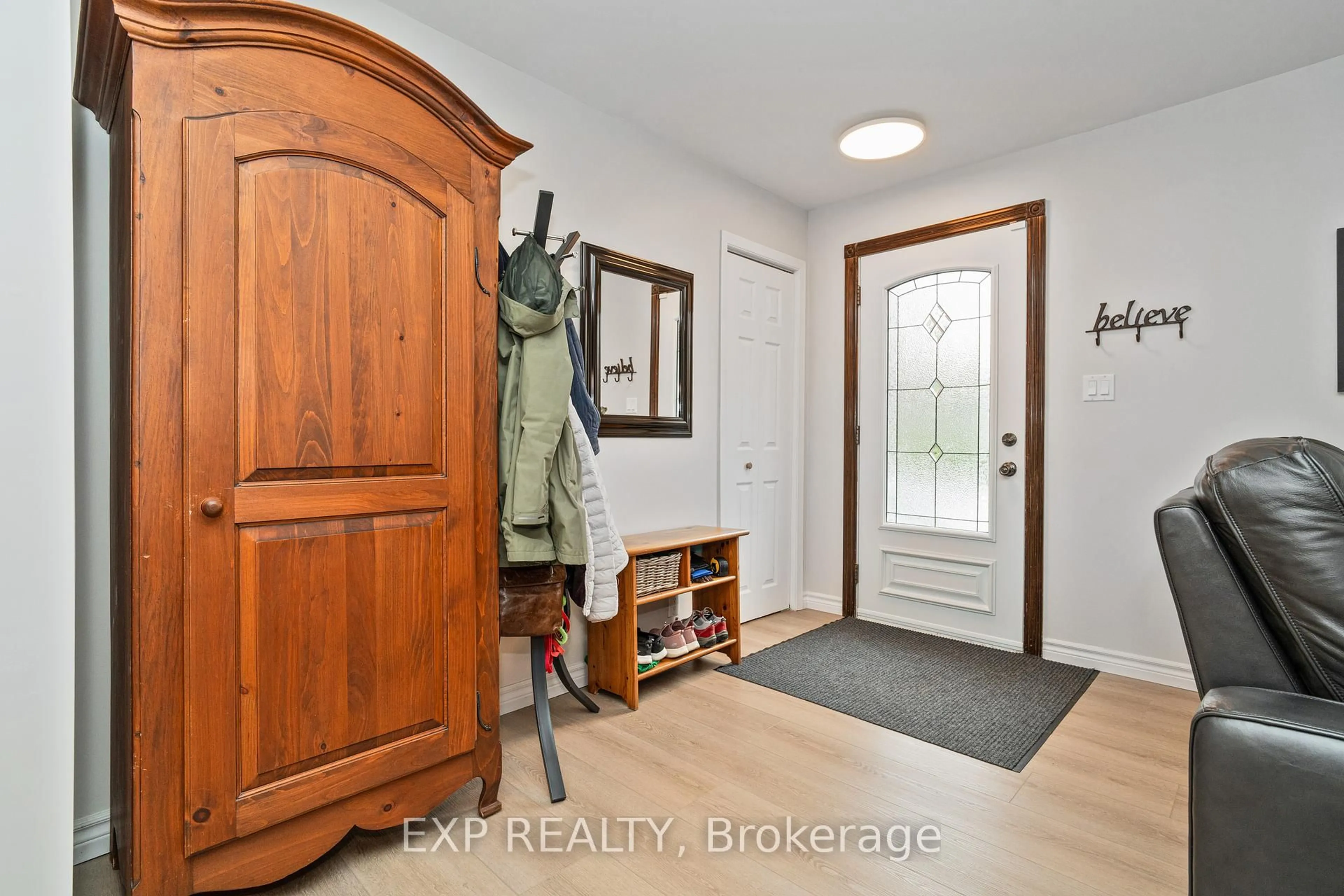Indoor entryway for 751 Pattee Rd, Champlain Ontario K6A 2R2