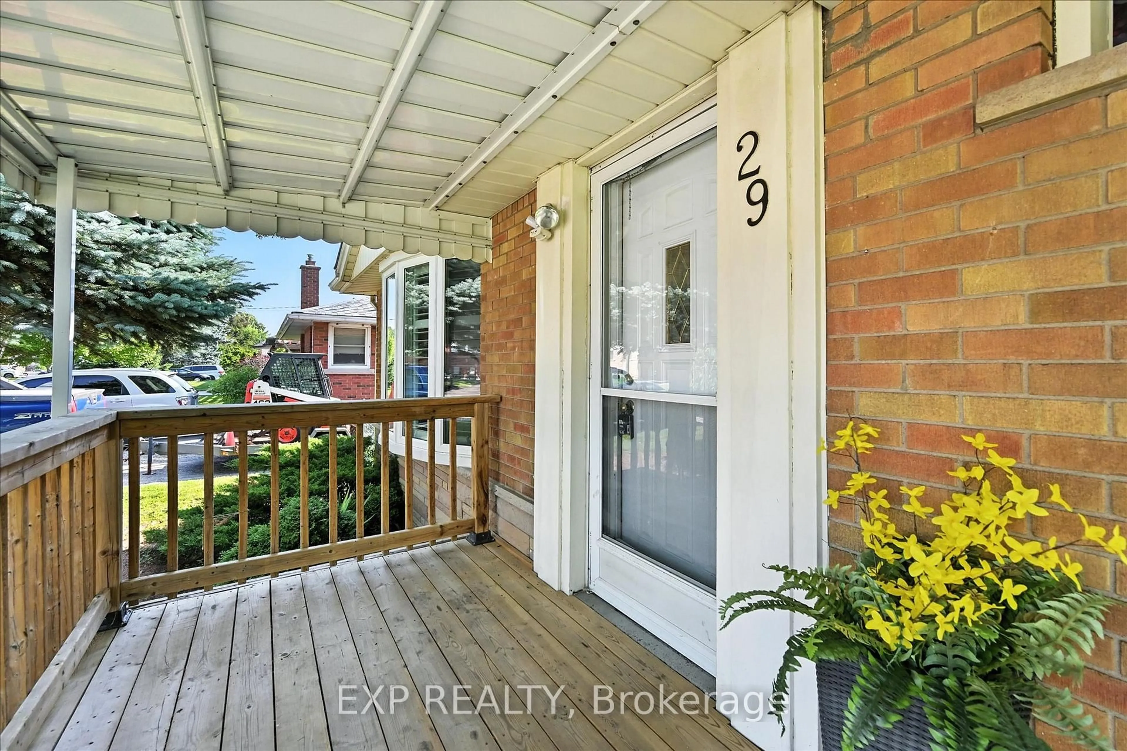 Indoor entryway for 29 West 21st St, Hamilton Ontario L9C 4M3