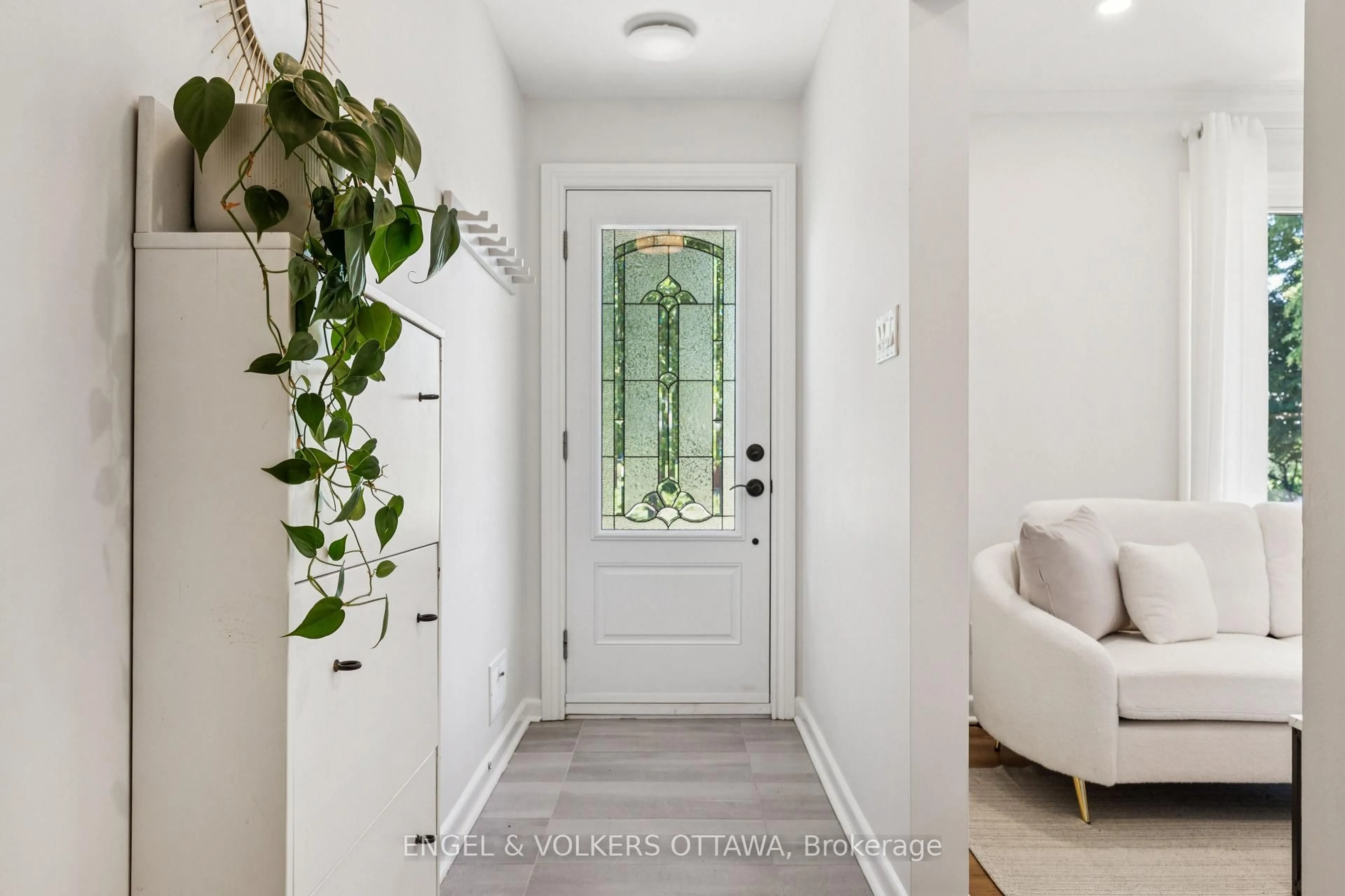 Indoor entryway for 2357 Sheldon Ave, Ottawa Ontario K2C 1K4