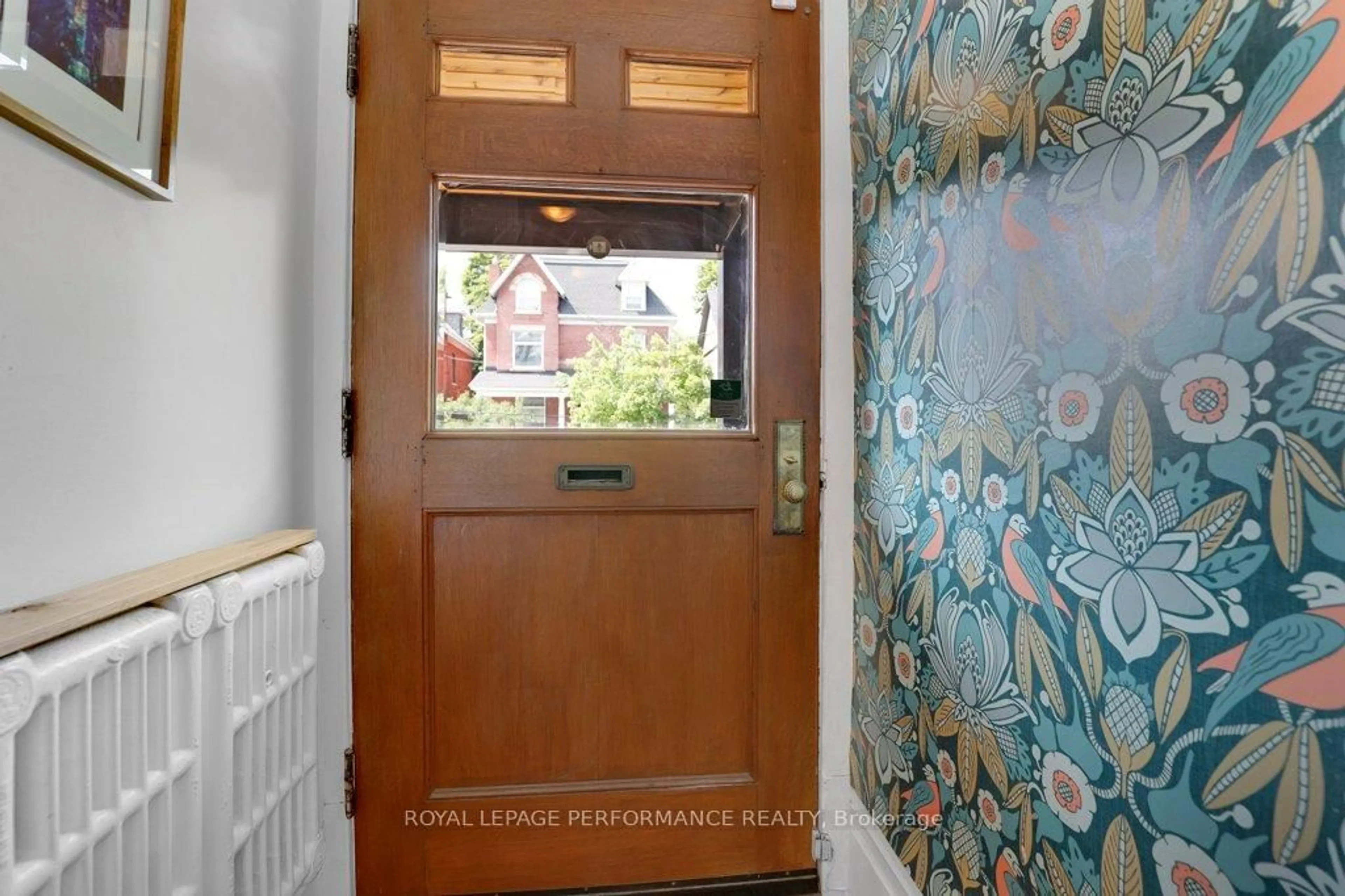 Indoor entryway for 50 Delaware Ave, Ottawa Ontario K2P 0Z3