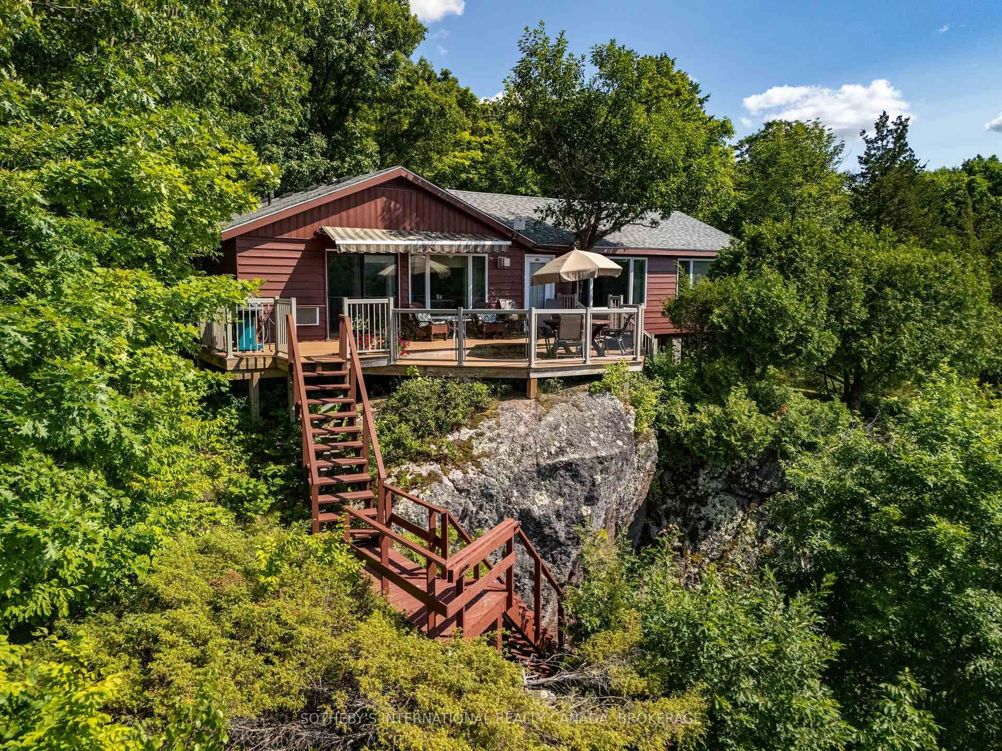 A pic from outside/outdoor area/front of a property/back of a property/a pic from drone, water/lake/river/ocean view for 935 Lost Bay Lane, Front of Leeds & Seeleys Bay Ontario K0E 1L0