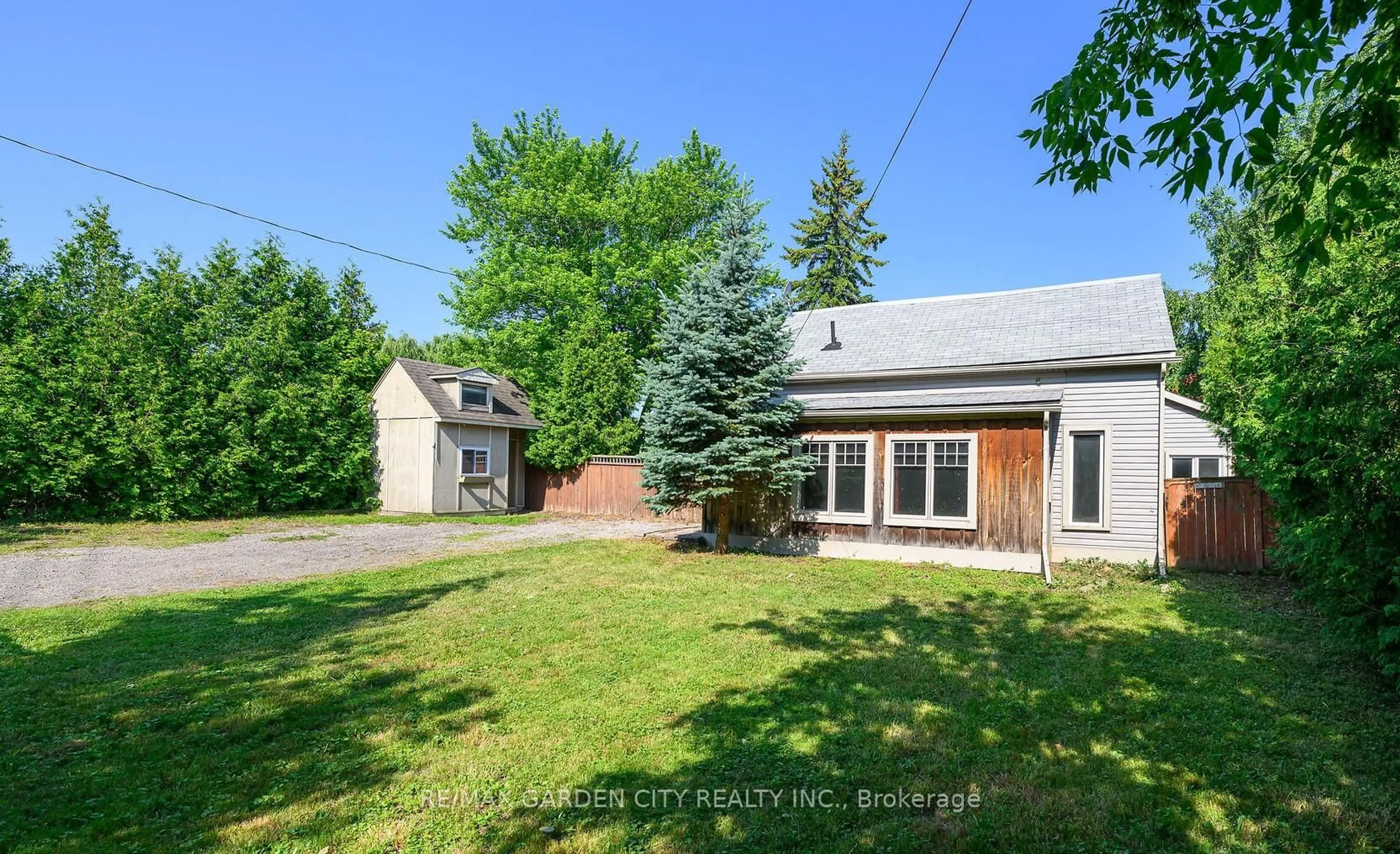 A pic from outside/outdoor area/front of a property/back of a property/a pic from drone, street for 126 Mountain Rd, Grimsby Ontario L3M 4E7