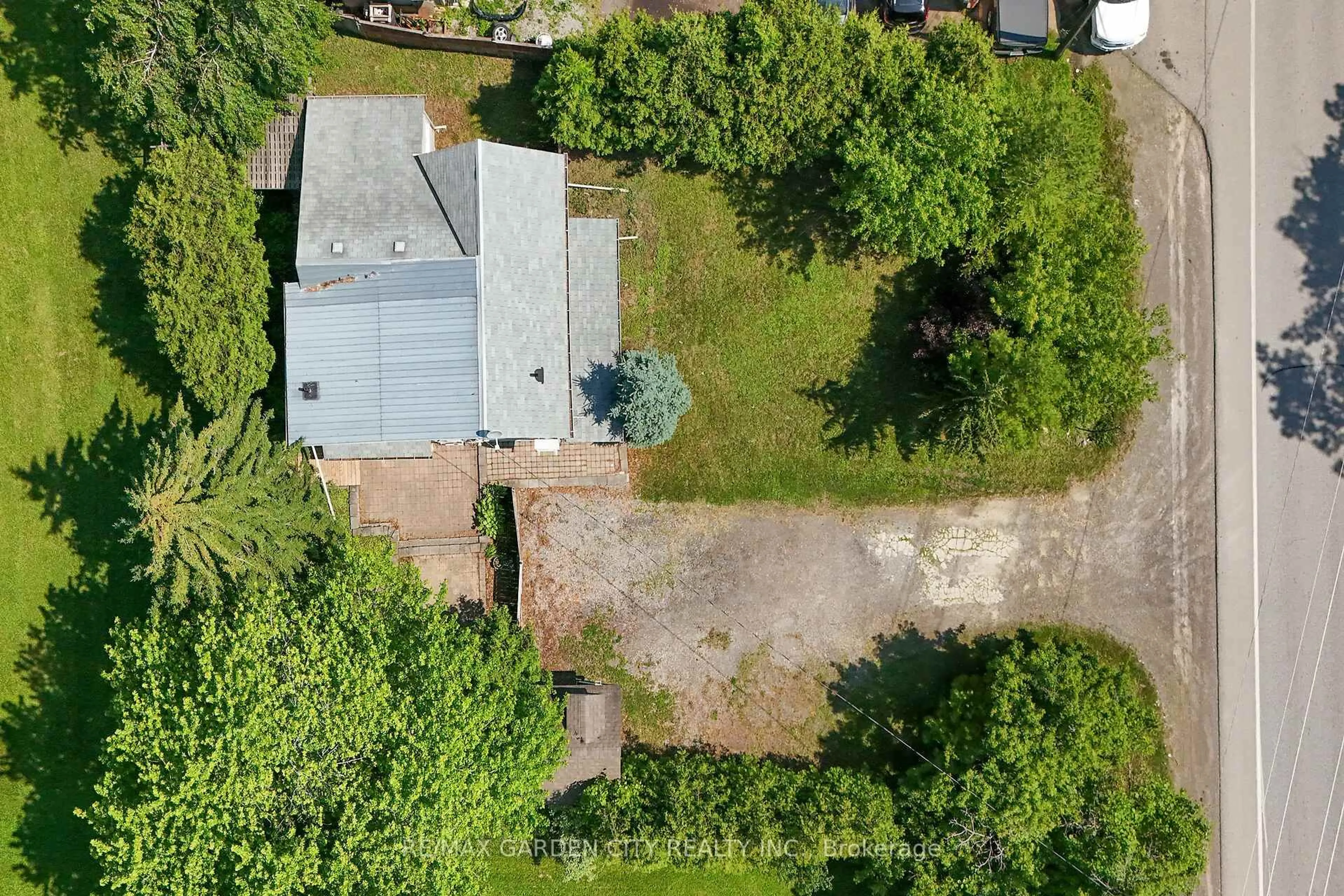 A pic from outside/outdoor area/front of a property/back of a property/a pic from drone, building for 126 Mountain Rd, Grimsby Ontario L3M 4E7