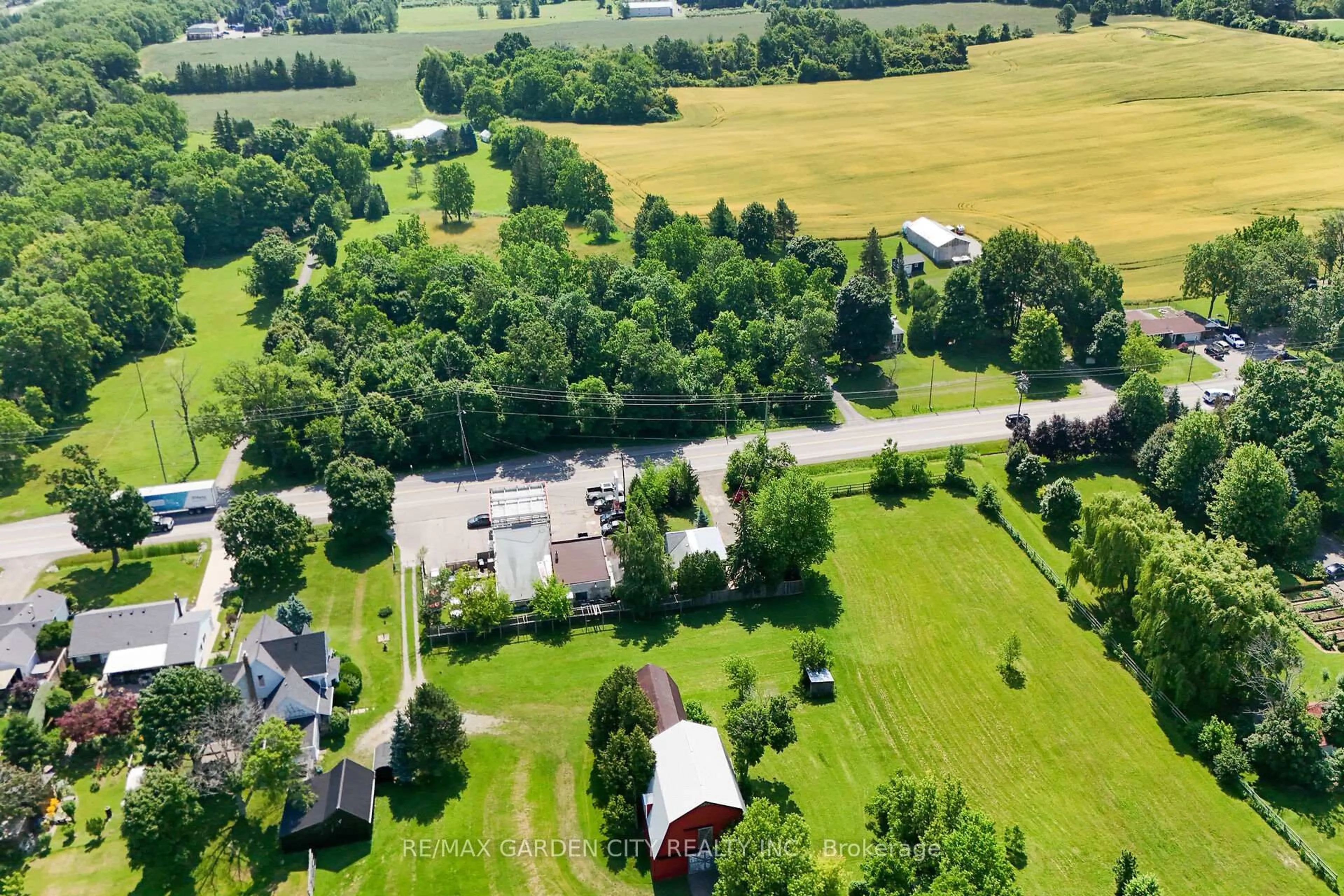 A pic from outside/outdoor area/front of a property/back of a property/a pic from drone, unknown for 126 Mountain Rd, Grimsby Ontario L3M 4E7