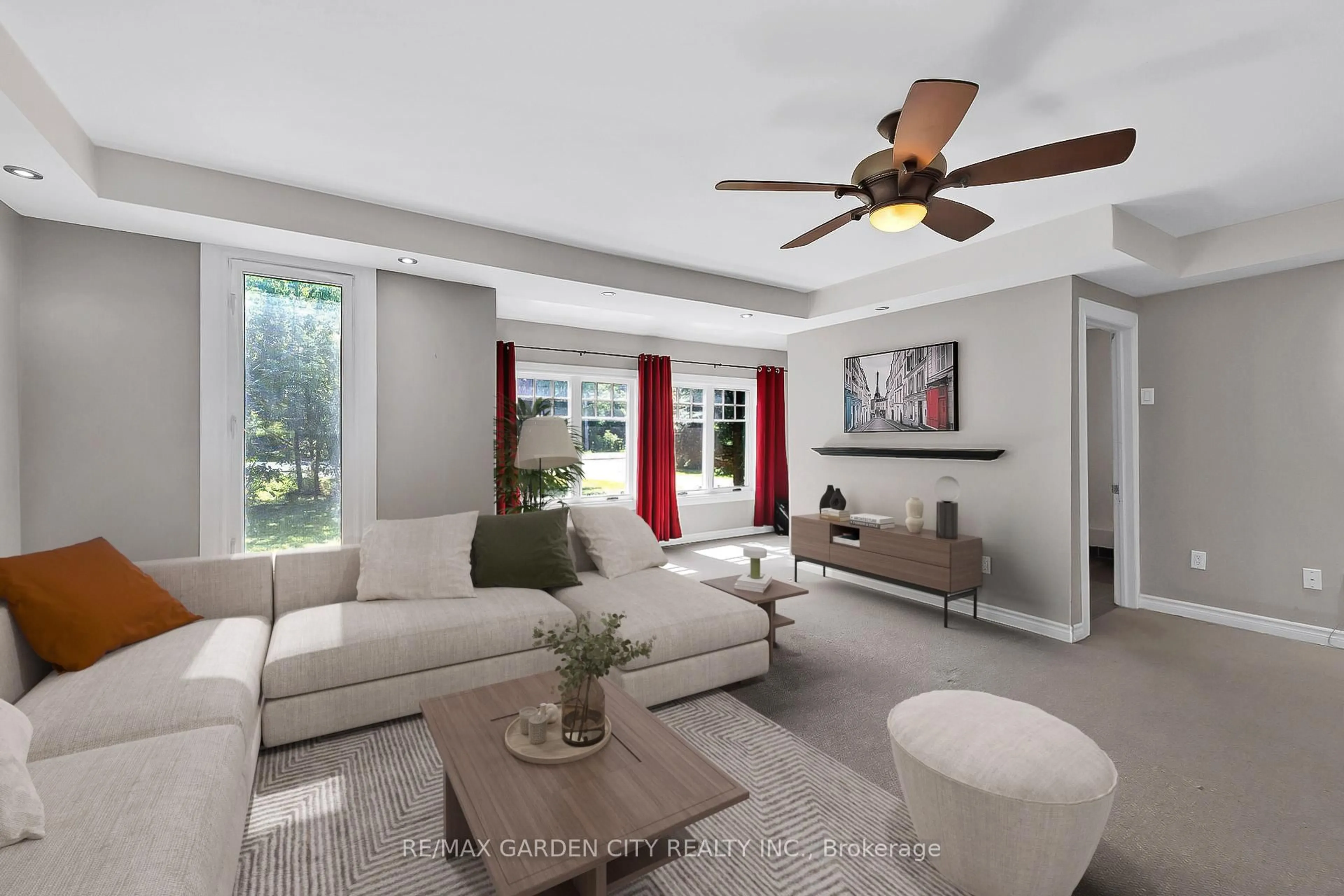 Living room with furniture, unknown for 126 Mountain Rd, Grimsby Ontario L3M 4E7