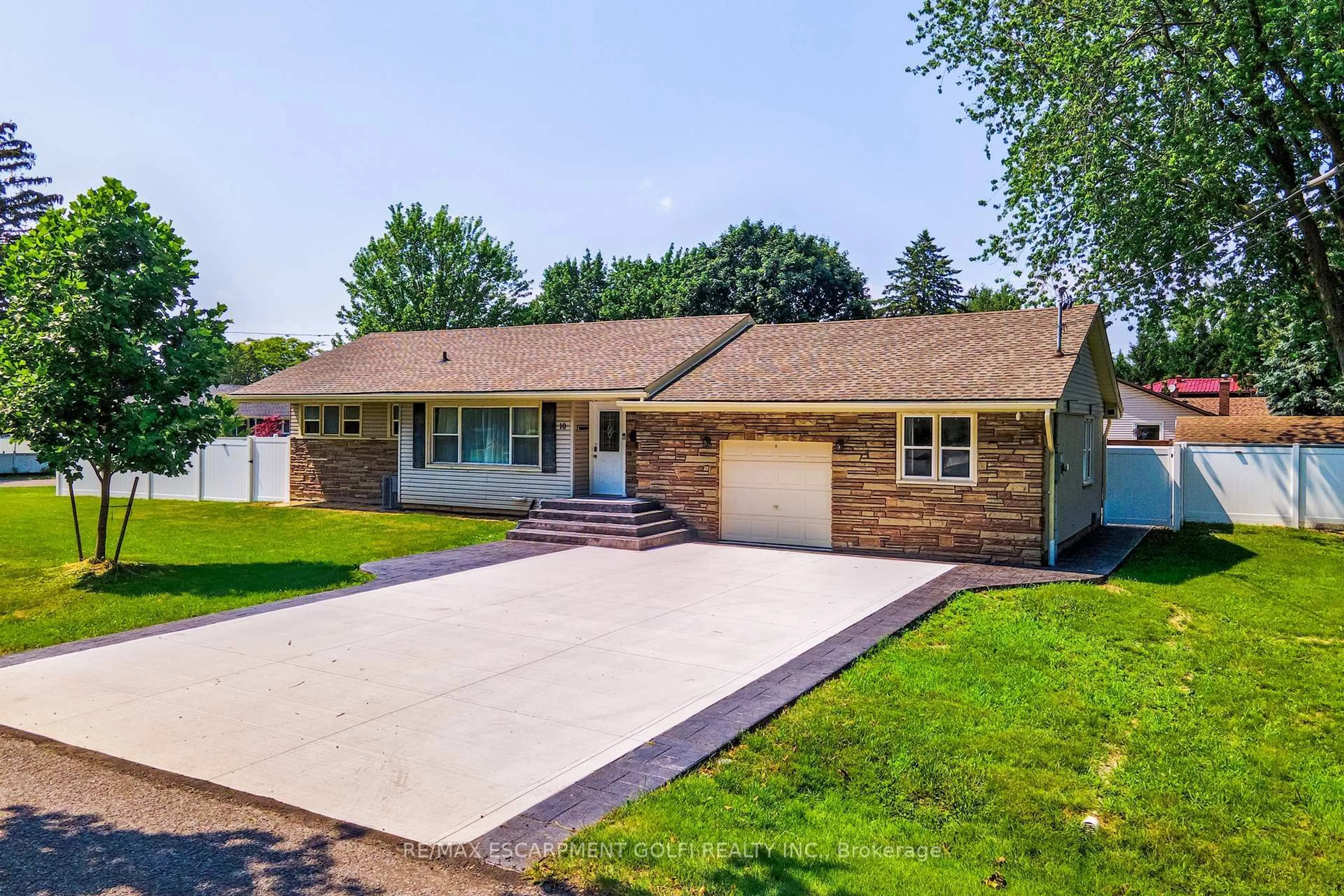 Home with vinyl exterior material, street for 10 Draper Dr, St. Catharines Ontario L2N 2Y5