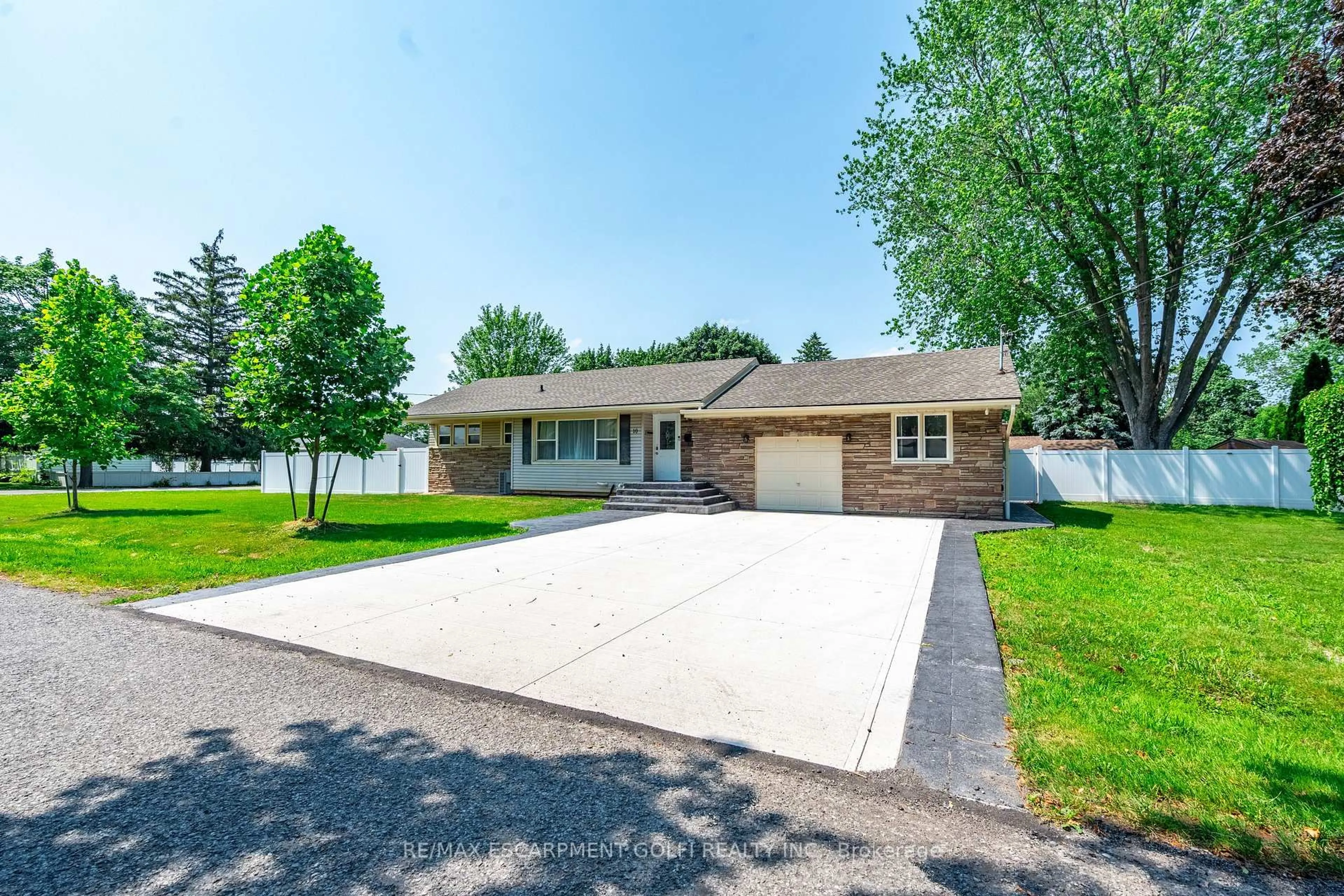 Home with vinyl exterior material, street for 10 Draper Dr, St. Catharines Ontario L2N 2Y5