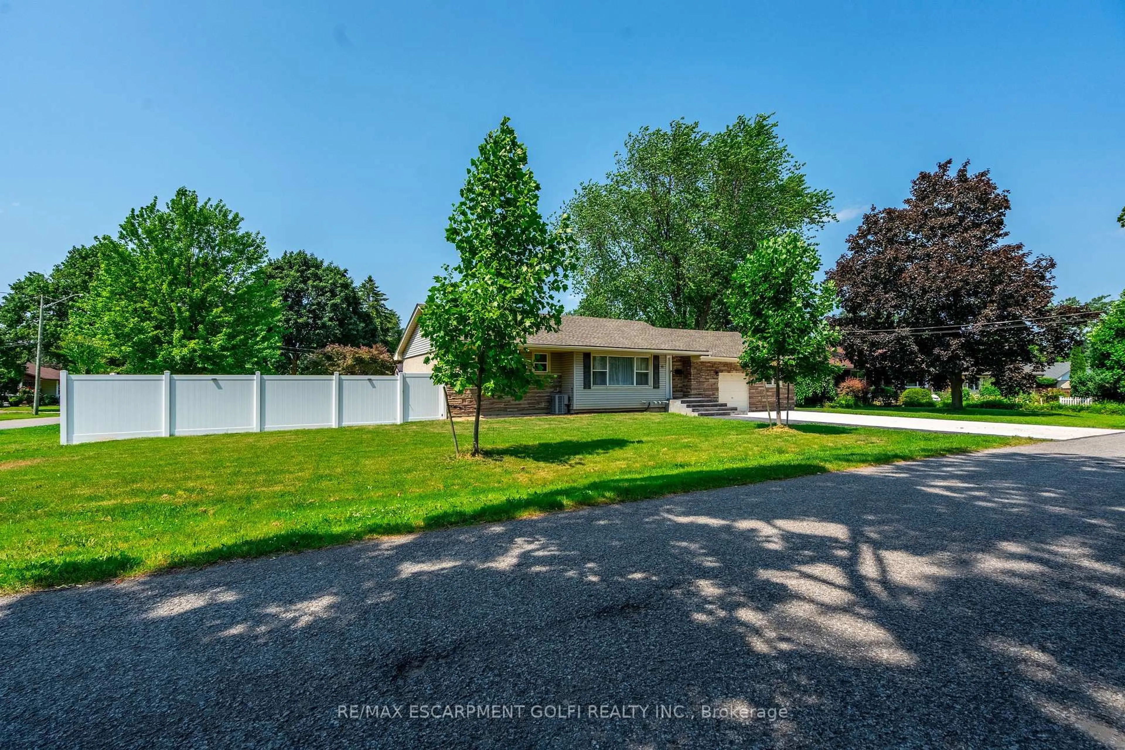 A pic from outside/outdoor area/front of a property/back of a property/a pic from drone, street for 10 Draper Dr, St. Catharines Ontario L2N 2Y5