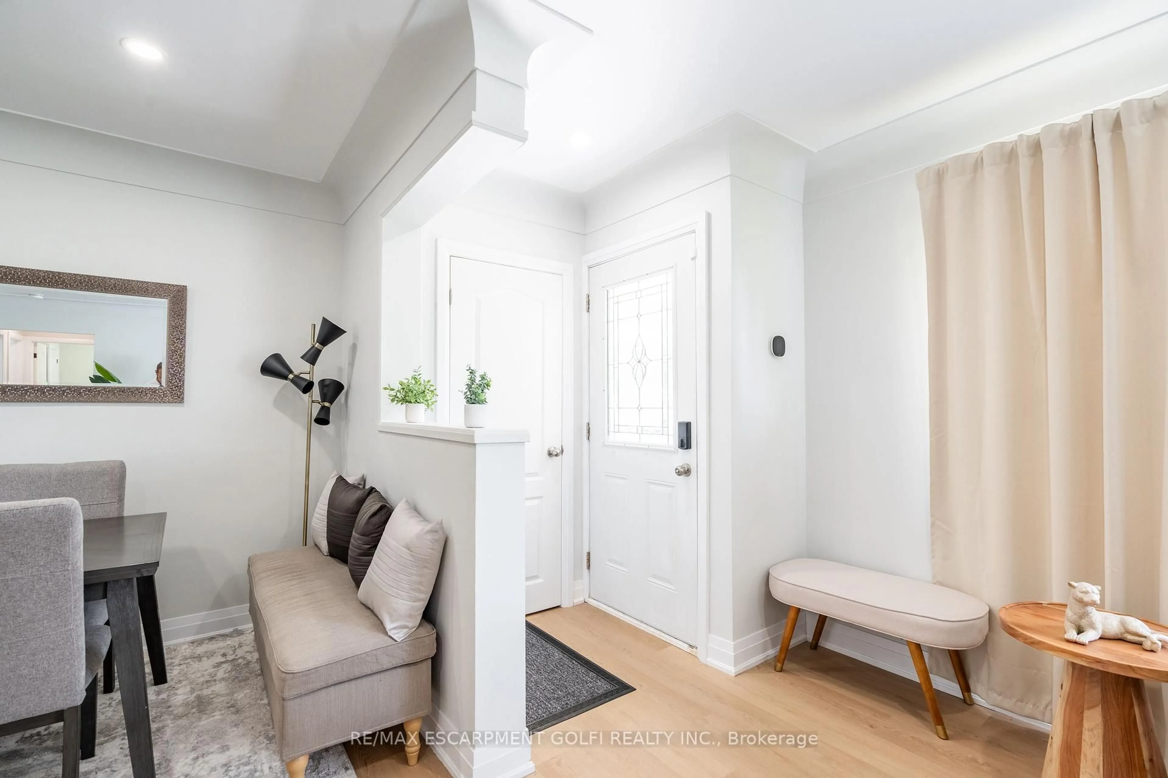 Indoor entryway for 10 Draper Dr, St. Catharines Ontario L2N 2Y5