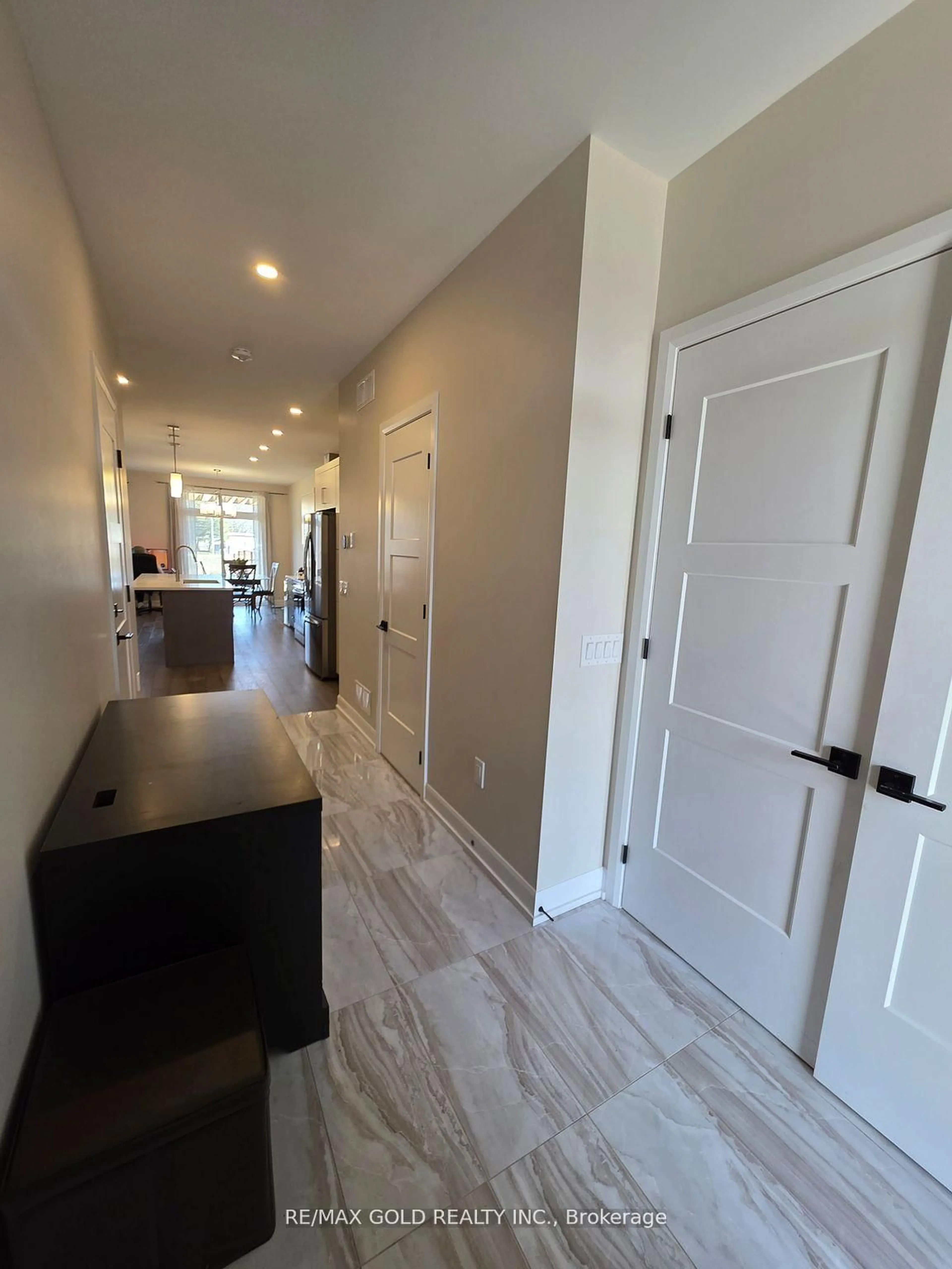 Indoor entryway for 7154 Parsa St, Niagara Falls Ontario L2H 3T1