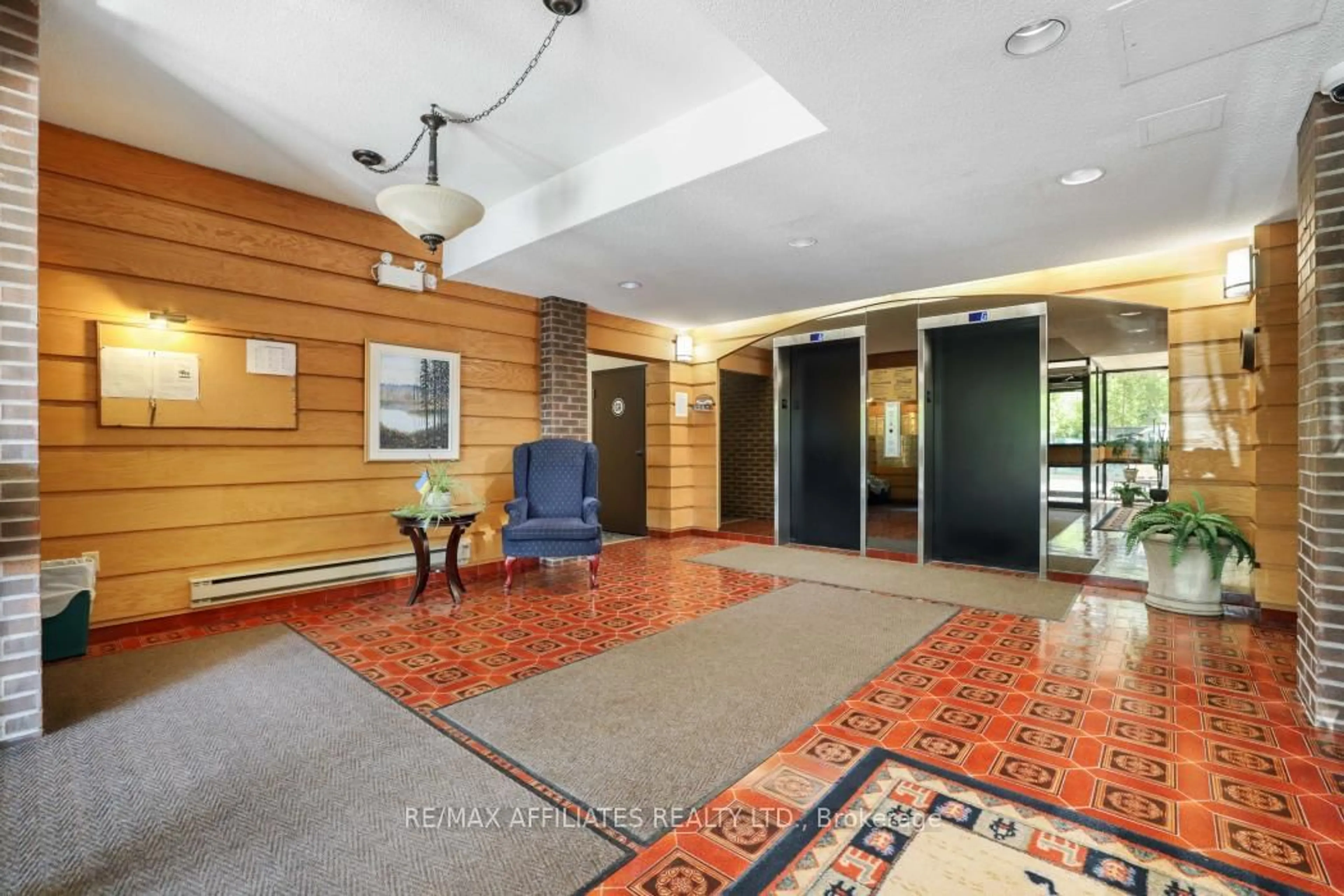 Indoor foyer for 1190 Richmond Rd #304, Ottawa Ontario K2B 8J3