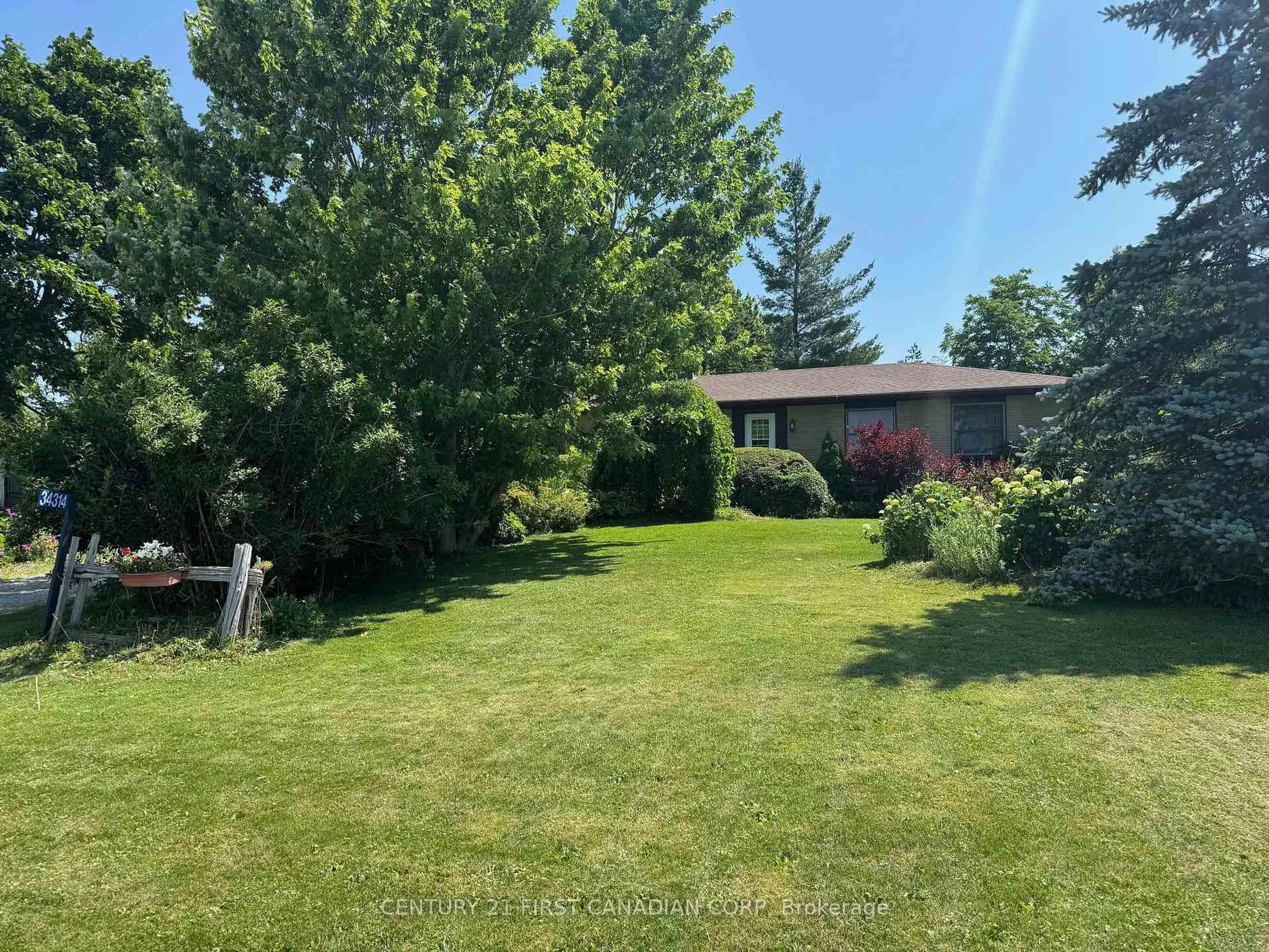 A pic from outside/outdoor area/front of a property/back of a property/a pic from drone, unknown for 34314 Denfield Rd, Lucan Biddulph Ontario N0M 2J0