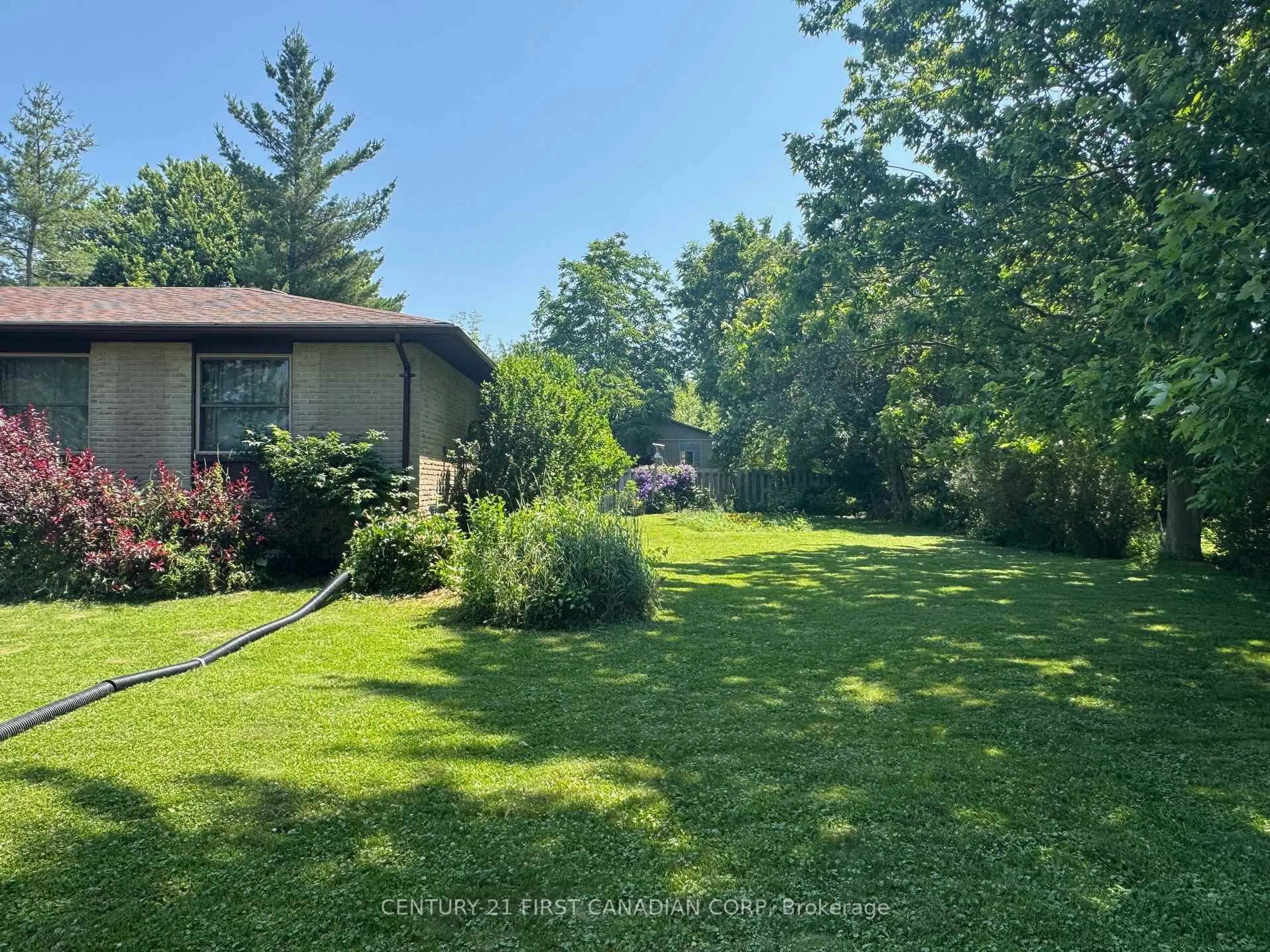 A pic from outside/outdoor area/front of a property/back of a property/a pic from drone, unknown for 34314 Denfield Rd, Lucan Biddulph Ontario N0M 2J0