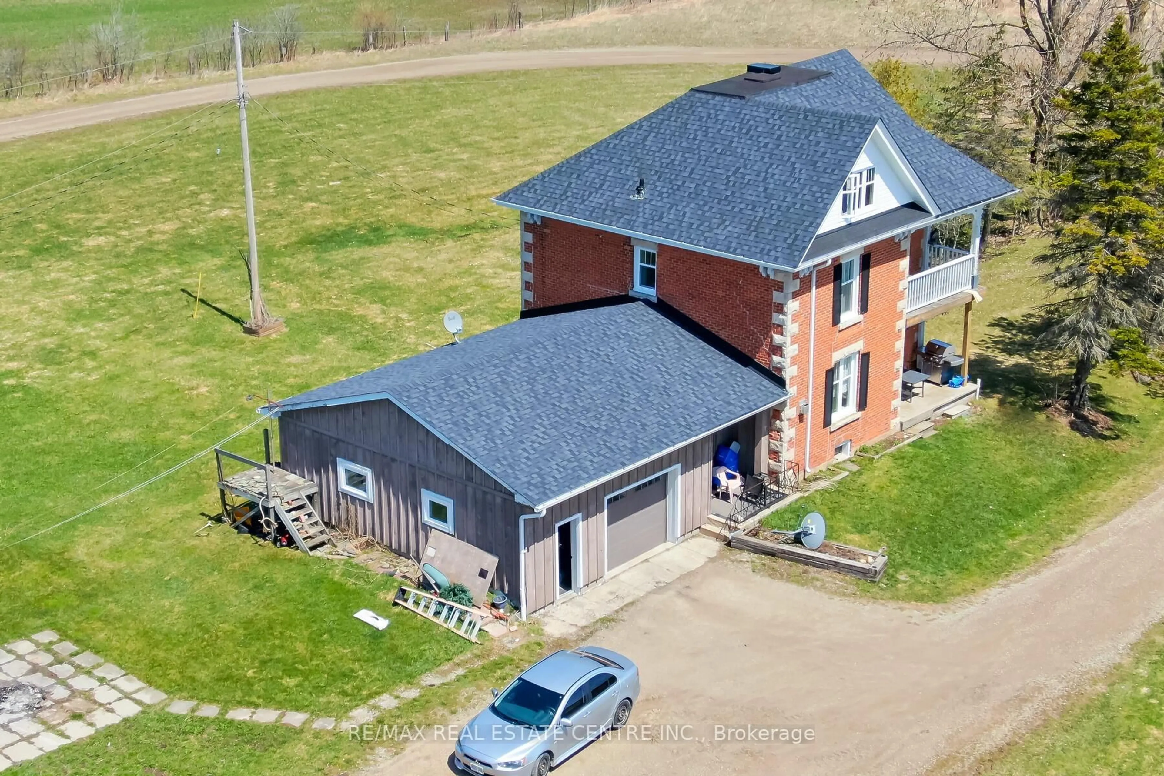 A pic from outside/outdoor area/front of a property/back of a property/a pic from drone, building for 475056 County Rd 11 Rd, Amaranth Ontario L0N 1S5