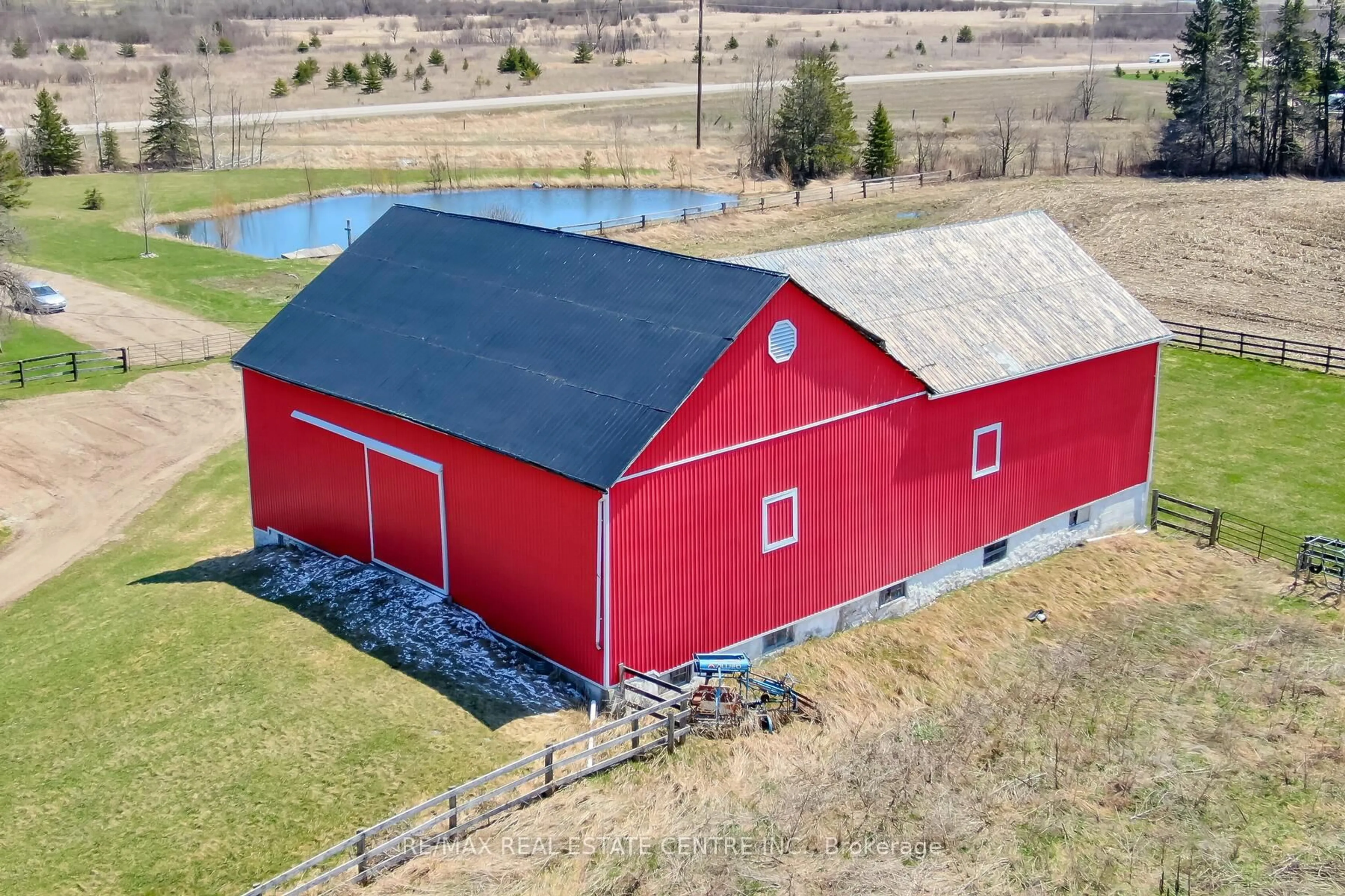A pic from outside/outdoor area/front of a property/back of a property/a pic from drone, building for 475056 County Rd 11 Rd, Amaranth Ontario L0N 1S5