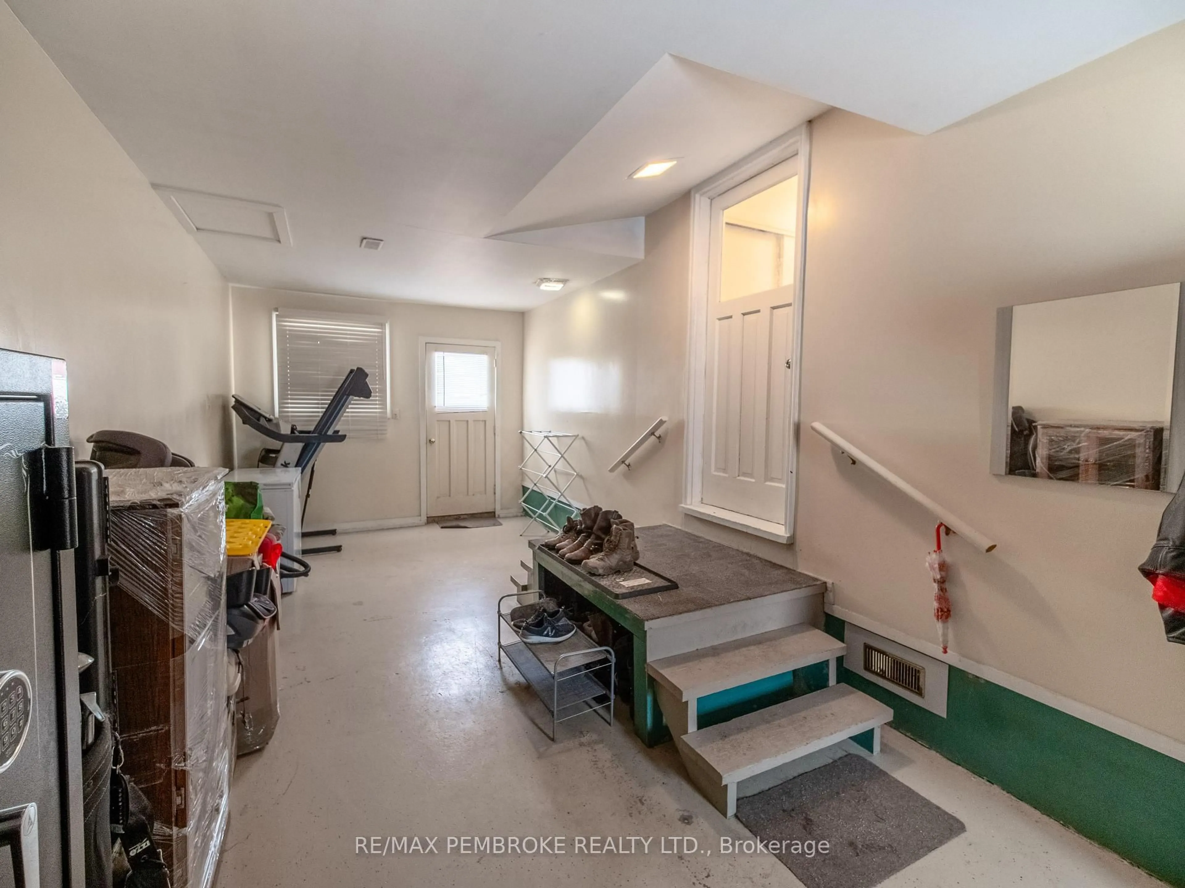 Indoor entryway for 148 Forest Lea Rd, Pembroke Ontario K8A 7S9