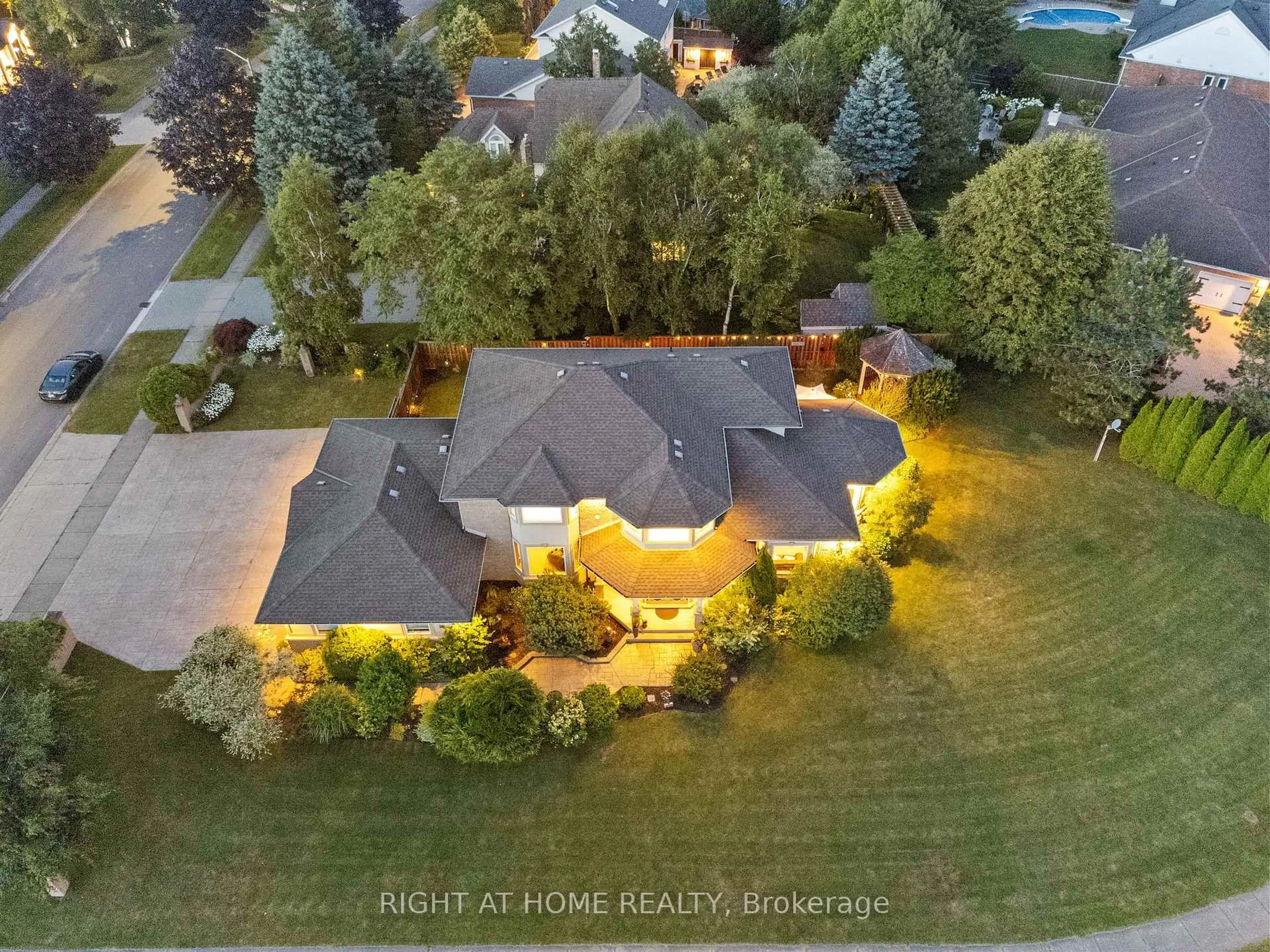 A pic from outside/outdoor area/front of a property/back of a property/a pic from drone, street for 7775 St Augustine Cres, Niagara Falls Ontario L2H 2X3