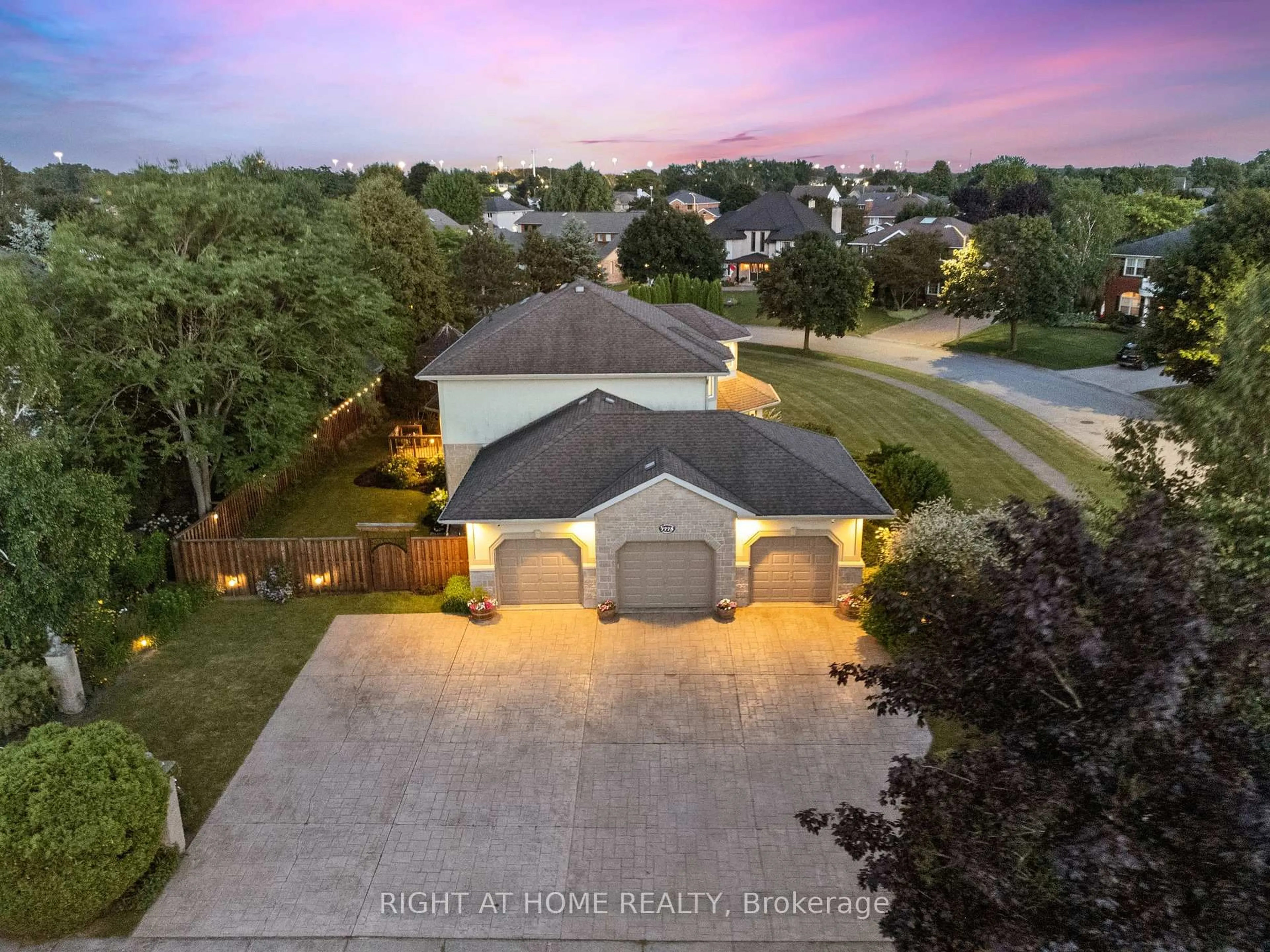 A pic from outside/outdoor area/front of a property/back of a property/a pic from drone, unknown for 7775 St Augustine Cres, Niagara Falls Ontario L2H 2X3