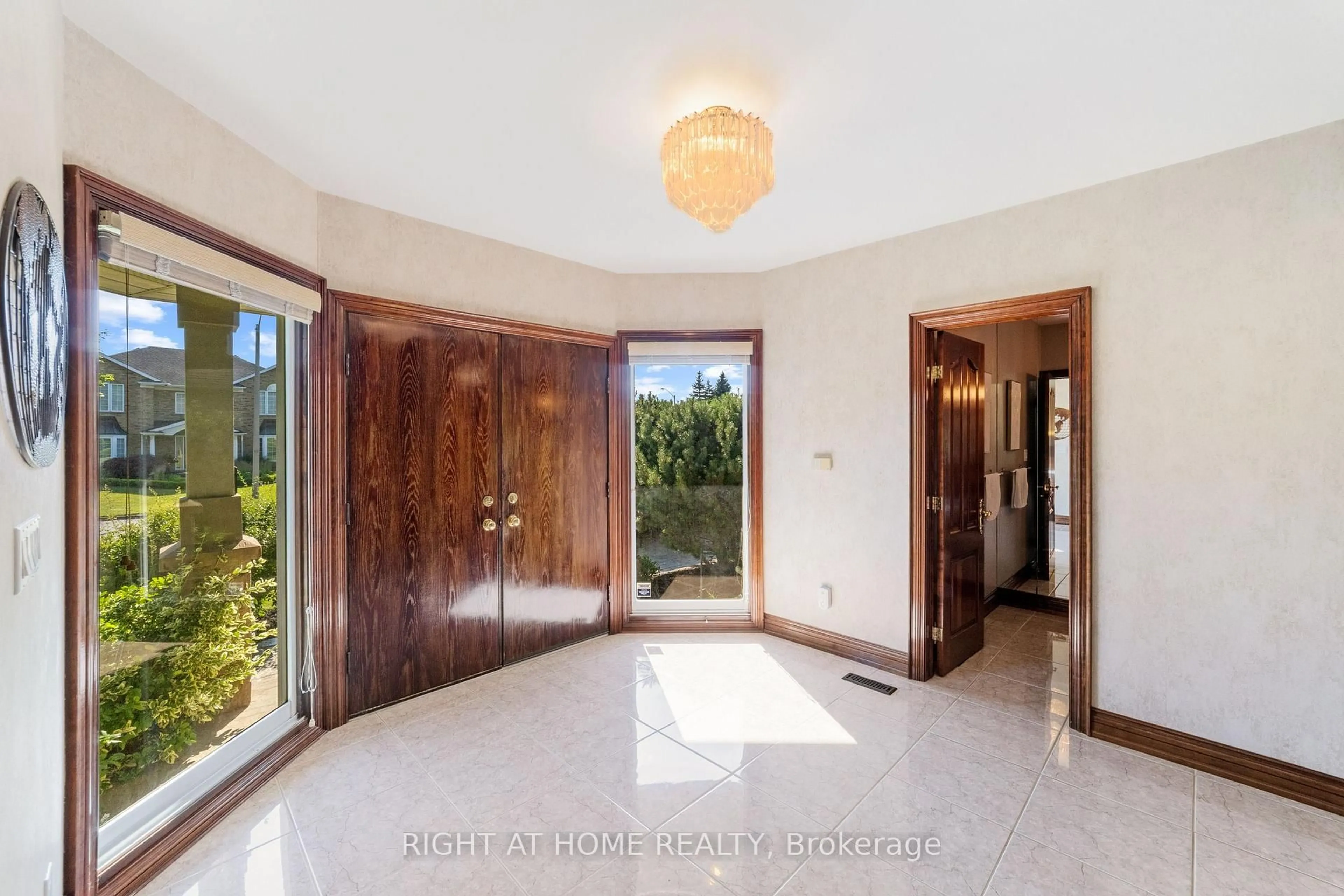 Indoor foyer for 7775 St Augustine Cres, Niagara Falls Ontario L2H 2X3