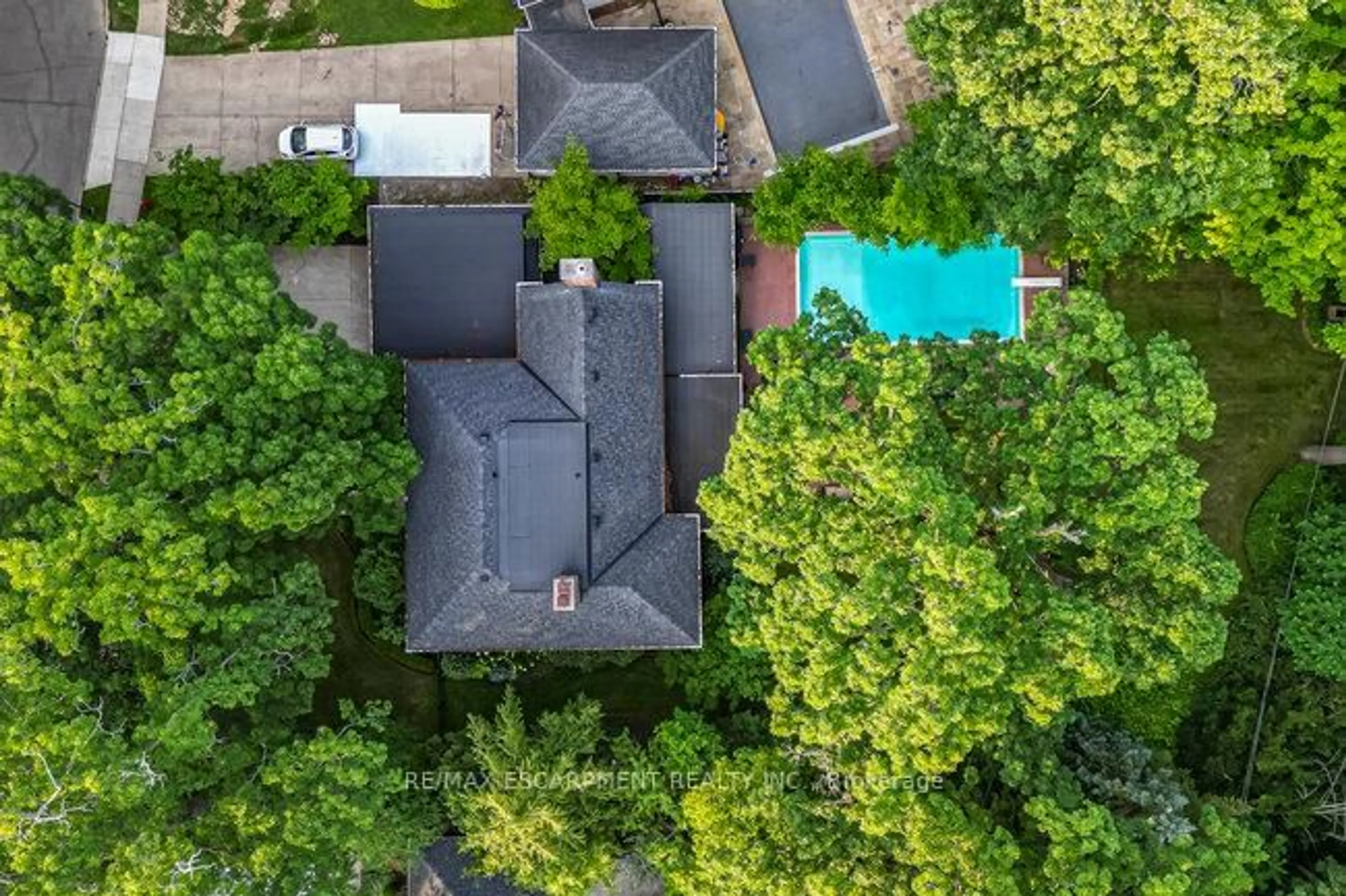 A pic from outside/outdoor area/front of a property/back of a property/a pic from drone, unknown for 5 Mayfair Pl, Hamilton Ontario L8S 4E9