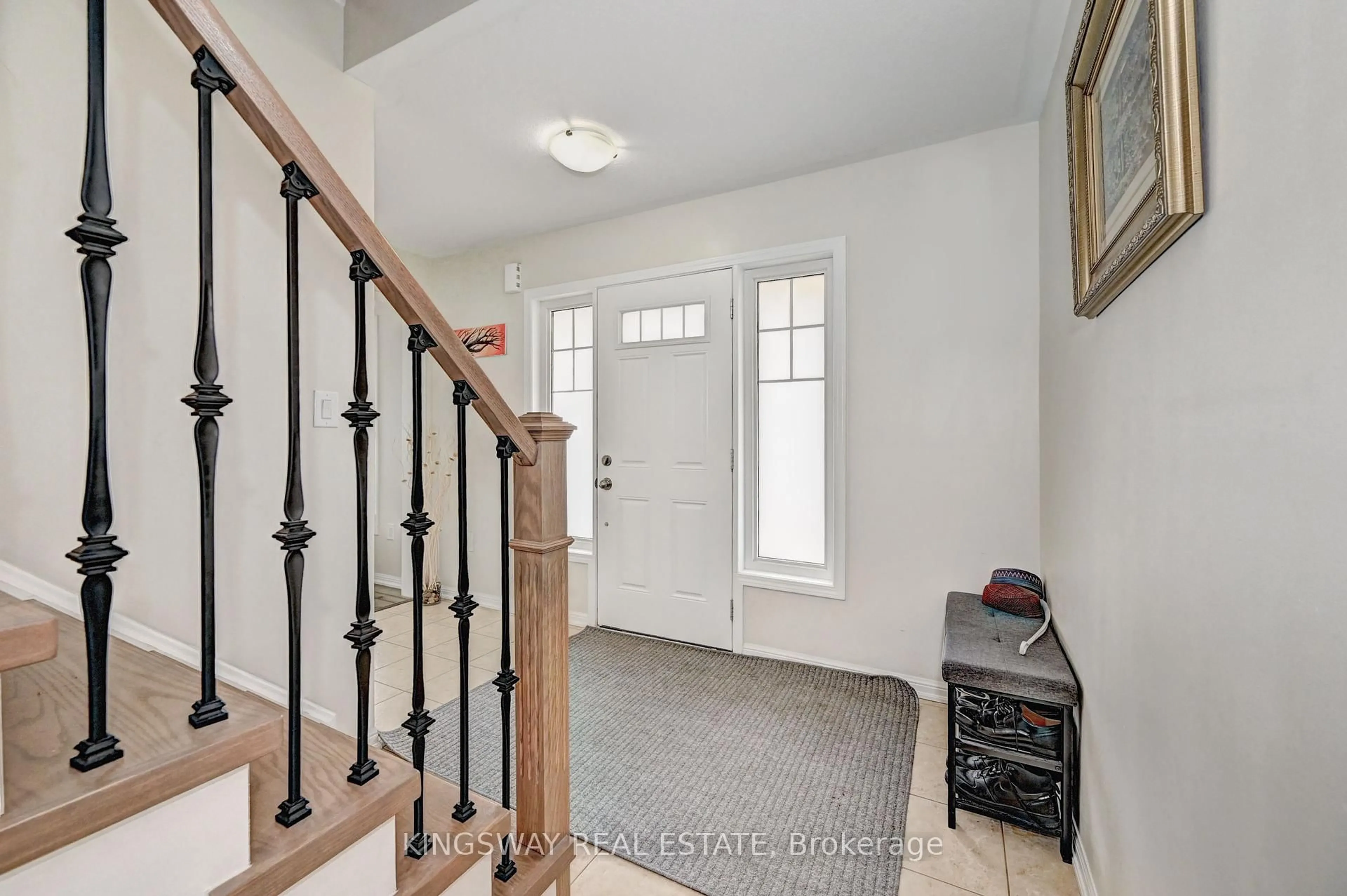 Indoor entryway for 4 DALTON Dr, Cambridge Ontario N3C 0B7